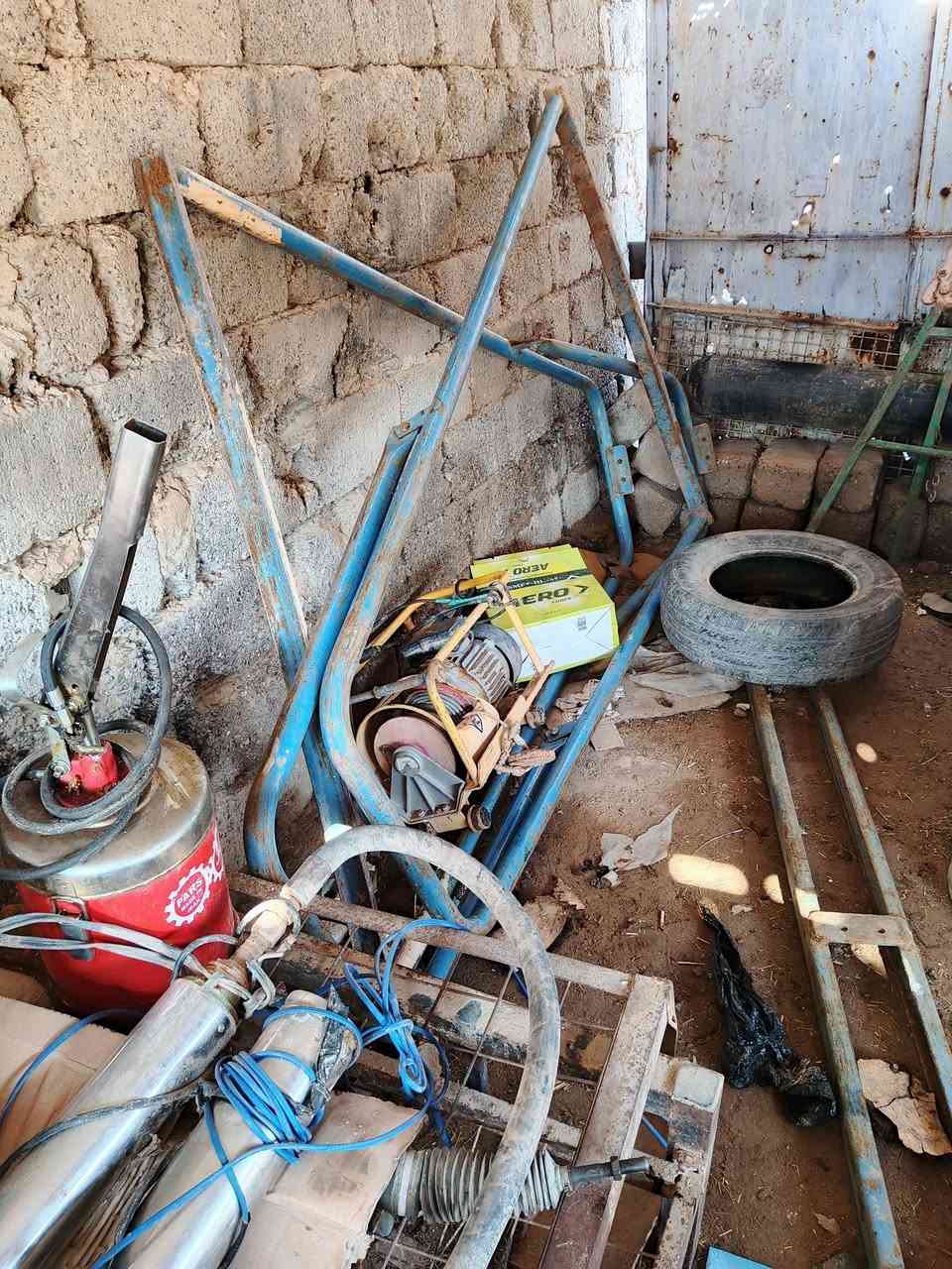 سلام عليكم للبيع حفاره برينه بواري ابار محرك دويز مع 100بوري مع نحاله كامله كبل عل شقل العنوان صلاح الدين الاتصال ***********
