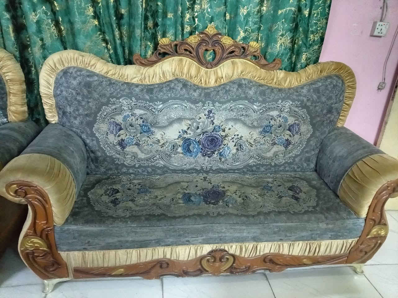 تخم للبیع السعر 325العنوان بغداد الحرية شارع الدور العريض الاستفسار ***********
