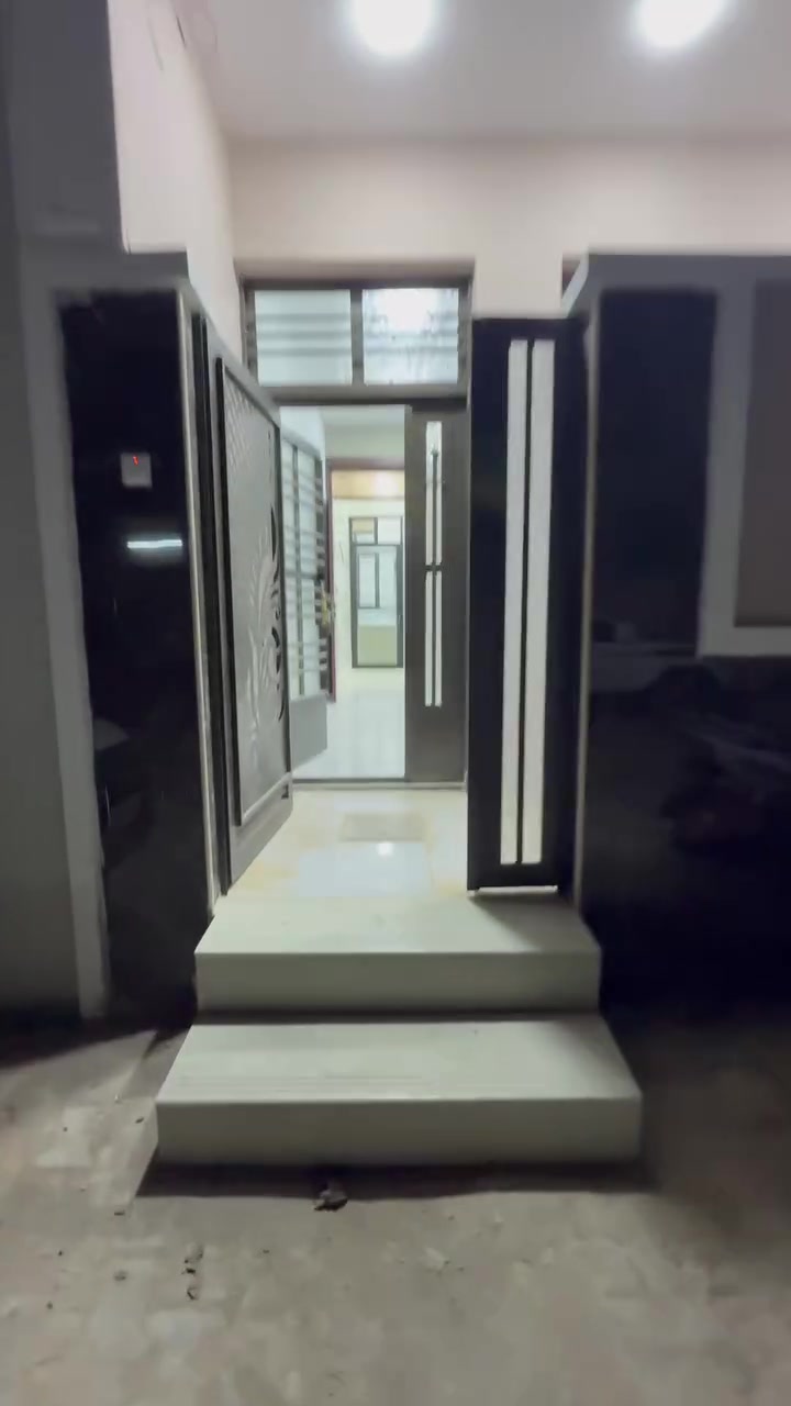 السلام عليكم متوفر بيت للبيع ٦٠ متر زيرو كامل محله ٤٢٦ وجها الدار ٤ نزال ١٥ الدار بناء درجه أولى وقريب على الشارع الدار طابقين ويحتوي على ثلاث غرف نوم للستفسار مراجعه مكتب ارض الخيرات او الاتصال ***********
