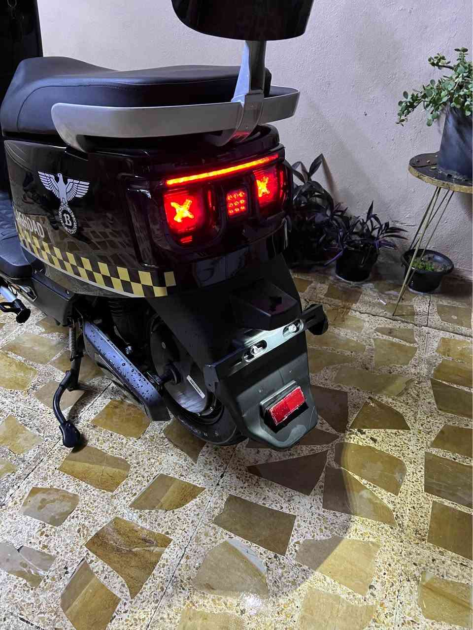 مواصفات بيها كلش حلوه لايت زنون عالي وناصي 4اشاير ودبل سرعه 75 بيها  ضد ماء والله اغسلها كل فتره انضام البك يعني ترجع ليور للعلم دراجه موصيني ولاياباني دراجه عراقيه صنع بغداد وسمها بغداد واني جبته بيدي مناك الله شاهد وماصار هواي جبته بشهر 9 امانت الله سبب لبيع اريد سيارة دراجه كلش حلوه وخدميه معنه كلمه تمشي مسافات بيعيده  سعر 8ورقات $ العنوان اربيل هفلان *********** أربيل, العراق
