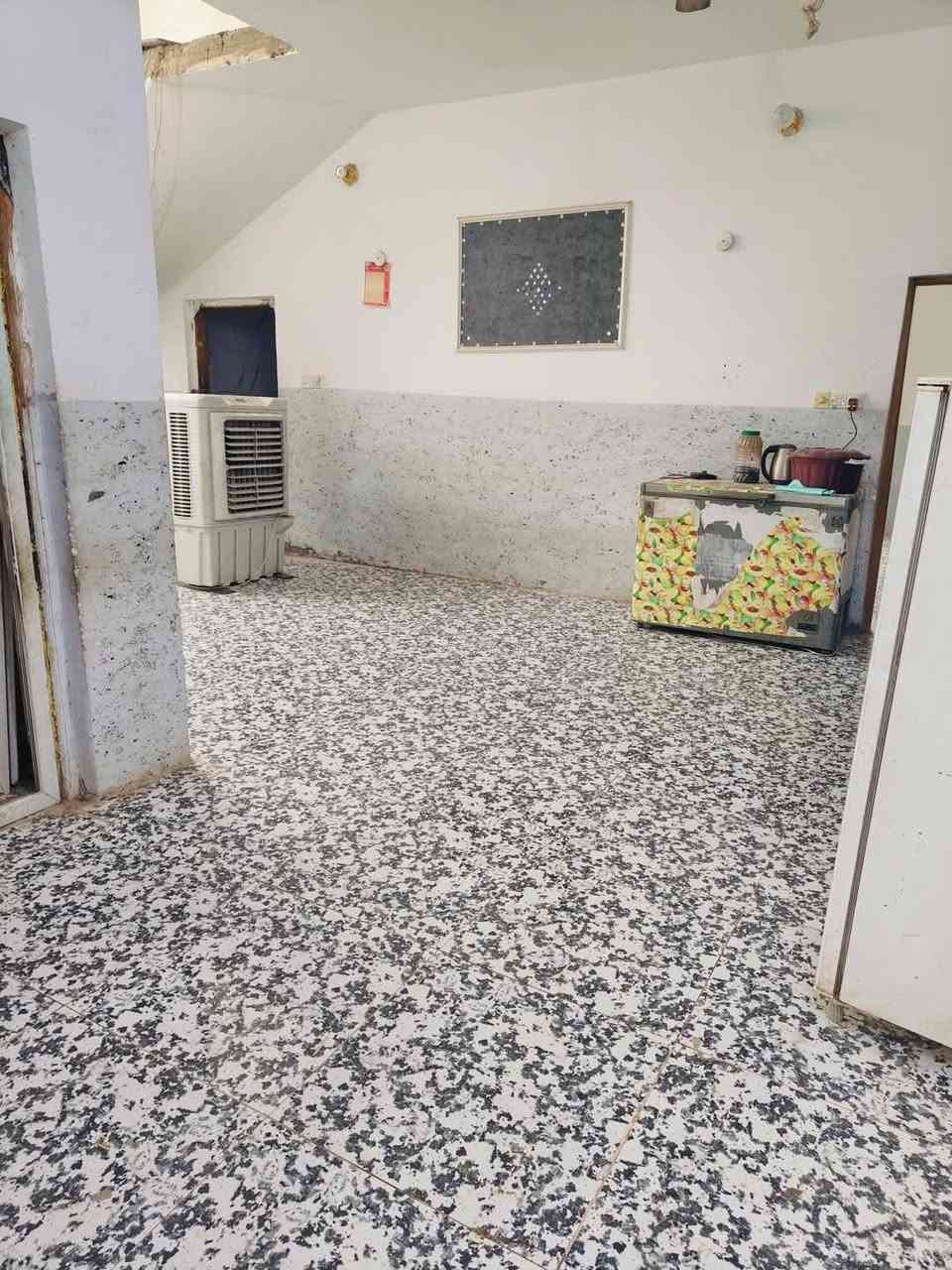 يالله السلام عليكم بيت لبيع مساحه الكلي معه البيت 900 متر البيت 250 متر مساحته 900
2غرف 4×5
استقبال 8وصاله وصحيات داخليه 
حديقه منوعه من شجر ونخيل وكله مسيج داير حبل كهرباء طوارئ وماي المجمع مسافه 100متر عنه  
ارضيه بورسلين لون واحد كل البيت طابو زراعي سند 25 واجهيه 30 وتبليط جاي بهاي الايام مكاني طوريج جذول الغربي قريب عل طريق نجف كربلاء اي استفسار ***********
