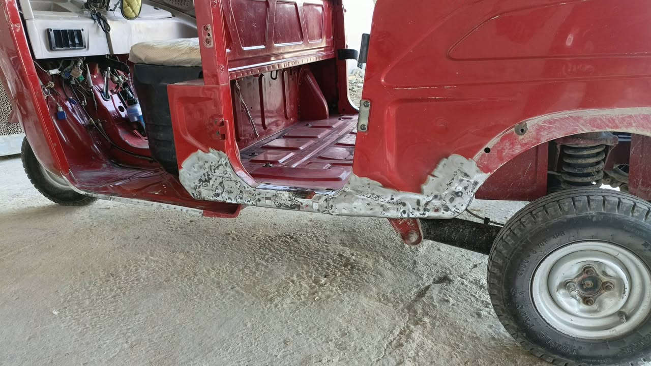 صبغ وسمكره تكاتك+بوليش
عنوان الرفاعي ..الشارع العام قرب معارض ال نصار 
رقم ***********.متوفر واتساب
