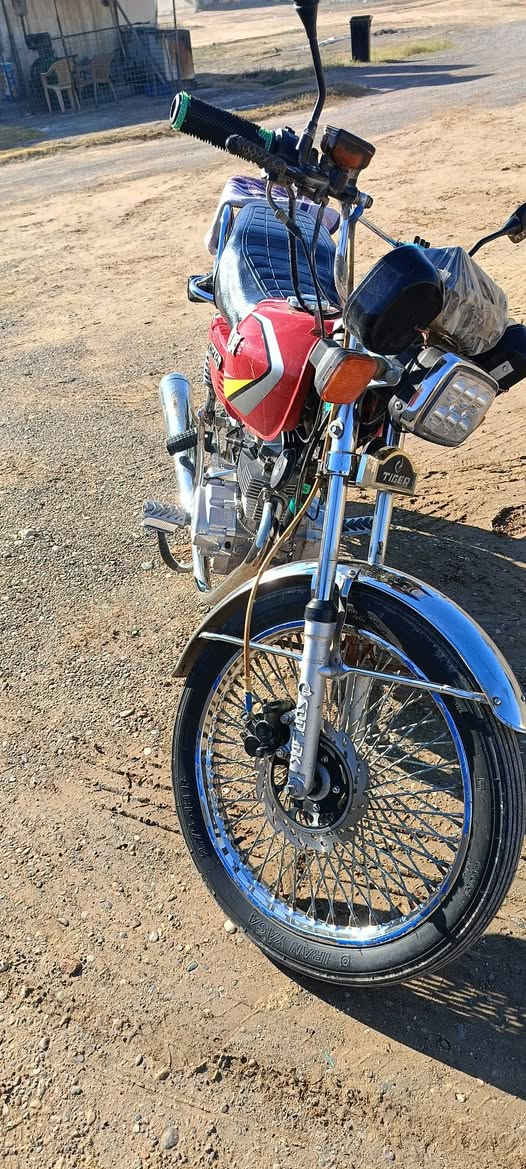 السلام عليكم تايكر موديل 2023
شرط شلعه ومعدل كهربائيات كلها شغاله شاشه الكتروني دبلات امامي خلفي شغالات محرك ناعم حيل مرتب على اخر حبايه كلو بلادي وضع شركه السعر 550 وبيها مجال قليل   العنوان  العلم  ***********
