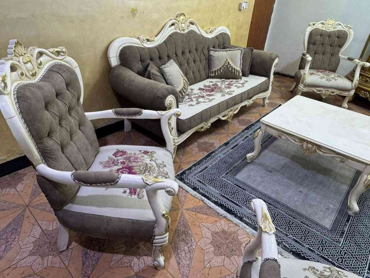 تخم زان تركي ١٠ مقعد مع ميز وسط نضيف جدا خالي من اي عيب ***********
