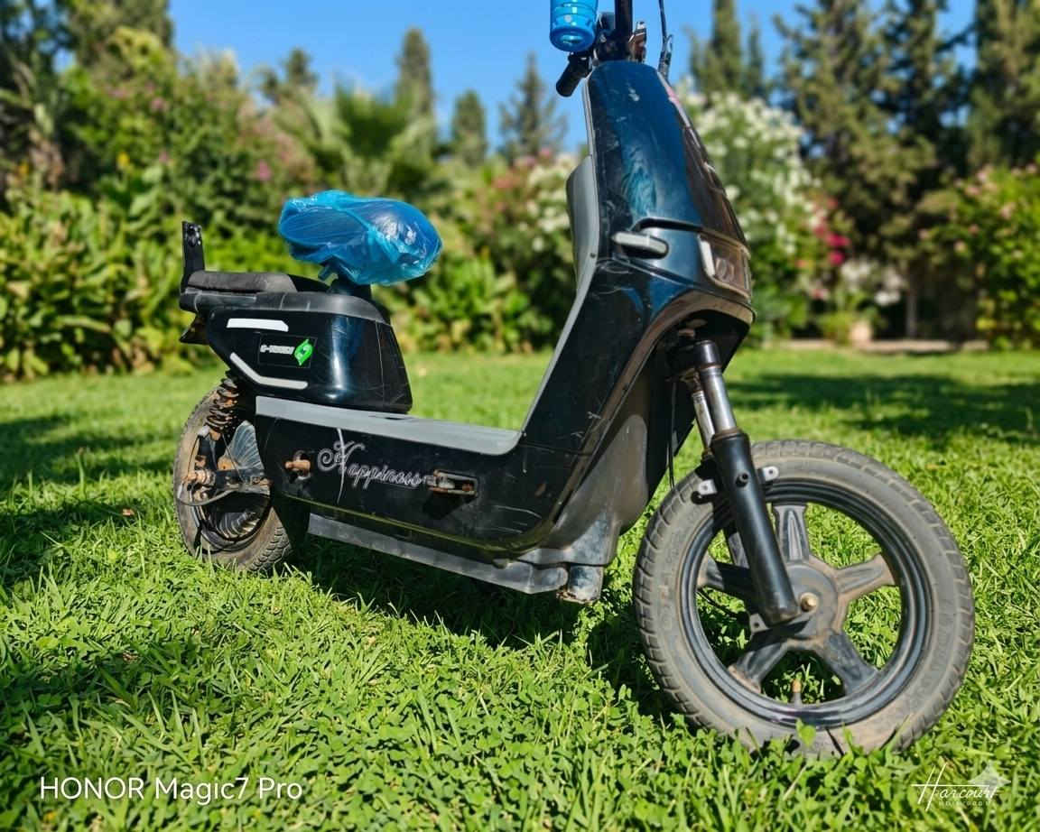 للبيع السعر 170 الف . بطاريه تمشي 16 كيلو .. تايرات جديده بدلتهن قبل 15 يوم .. حديد قوي تتحمل وزن اكثر من 150 .. نقص فقط شاشه .. تكدر تعرف شحنها من الشاحنه مالتها الاصليه  بيها عداد الشحن .. مكاني محموديه .. رقمي ***********
