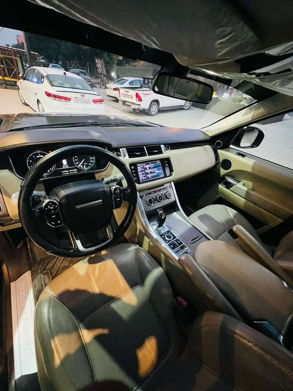 سلام عليكم
رانج روفر 2014 سبورت 
وارد الماني بدون حادث فقط صبغ دعاميات وشبر بين الباب والجاملغ الخلفي 
مواصفات 
شاشة جبيره 
كامرة 
بيبان شفط
جكات 
بجم زنون دينامك
ثلاجه
كشنات جلد 
رادرات جانبيه
بانورما 
6 سلندر 
رقم بغداد هزة جديدة بدون نقوصات بدون اي مسج 
السعرررر 26000 وبيها مجال 
العنوان بغداد اليرموك 
***********
