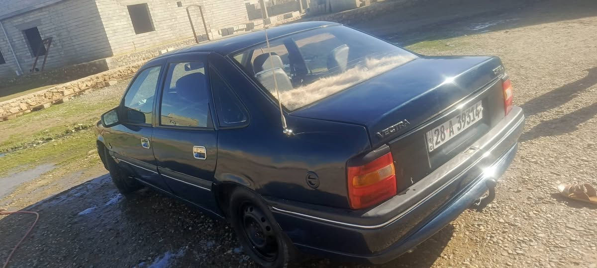 سلام عليكم اخواني اوبل حجم18 موديل 91 سياره فول نضافه شرط مصروف عليه سياره أحله من الصوره كلشيي شقال  دوشمه محرك كير شرط ويرمنيه  السعر 38 وبيه مجال عنوان موصل كسك ياره بسمي ***********وو***********
