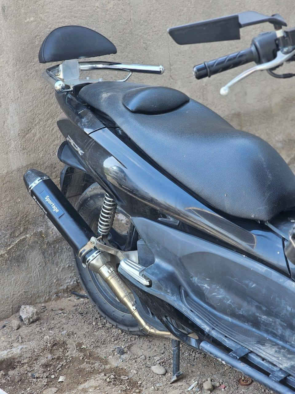 السلام عليكم Pcx الجيل  الاول حرف 🅰️ ياباني 🇰🇷
حساس ازدحام شغال 
الجامة تزويد والابلادية مالتهة موجودة 
صالنصة رياضي +كاتم صوت مميز 
لاايتات زينون ثلجي 
المري تزويد والبلاديات موجودات 
درع اسود +استاند موبايل جلاتين + تجوة 
بانزين فقط محسن⛽ ودهن كل 10 ايام ابدلة 🇩🇪
مكينة وكهربائيات وكفرات كفالة عامة💯 افحص وين ما اتريد 
برغي 🔩ما مفتوح 🔧🪛بيهة 
للعلم الدراجة ما غاسلهة ونشرتهة 
💵💵1️⃣2️⃣💵💵ورقة قفل 
مكاني بغداد الشعب شارع الصحة  ***********
