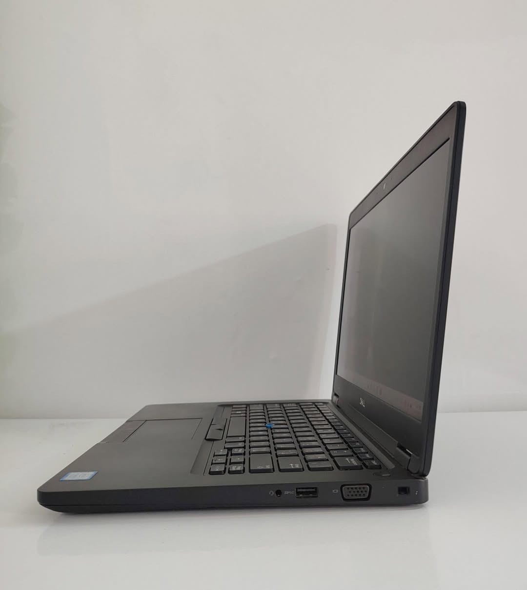 العرض الاقتصادي الأقوى للدراسة والعمل المكتبي
💻 Dell Latitude 5490
إذا كنت تبحث عن لابتوب بمواصفات ممتازة، سعر اقتصادي جداً، وحالة شبه جديدة.. هذا العرض مصمم لك! جهاز من فئة الأعمال (Latitude) المعروفة بتحملها وعمرها الطويل.
### ⚡ المواصفات التقنية:
 * المعالج: Intel® Core™ i5 (الجيل السابع) فئة U الموفرة للطاقة والممتازة للاستخدام اليومي المستمر.
 * الذاكرة (RAM): بحجم 8GB DDR4 (قابلة للتطوير لسرعة أكبر مستقبلاً).
 * التخزين: 256GB SSD سريع جداً في الإقلاع وفتح البرامج (وقابل للتطوير).
 * الشاشة: 14.1 إنش بحجم مثالي للتنقل والدراسة.
 * كارت الشاشة: Intel Graphics داخلي مدمج (يقرأ حتى 4GB مع الرام).
 * النظام: ويندوز 11 برو (Windows 11 Pro) مفعل وجاهز للاستخدام مباشرة.
 * النظافة: جهاز نظيف جداً بحالة بلاد، نسبة النظافة (97% – 99%) 💯.
🔥 السعر الأقوى والعرض المتكامل:
💰 السعر: 250 ألف دينار عراقي فقط! (سعر لا يُنافس مقارنة بالمواصفات والنظافة).
🎁 الملحقات الهدايا المجانية:
 1. الشاحن الأصلي الخاص بالجهاز 🔌
 2. حقيبة لابتوب متينة 🎒
 3. ماوس (فأرة) هدية 🖱️
 4. التوصيل مجاني بالكامل لكافة المحافظات! 🚚
### 📞 للحجز أو الاستفسار: 
تلي:- @AASSM9 ، واتساب:- *********** 
القطع محدودة جداً بهذا السعر الاقتصادي! احجز جهازك الآن قبل نفاذ الكمية.
