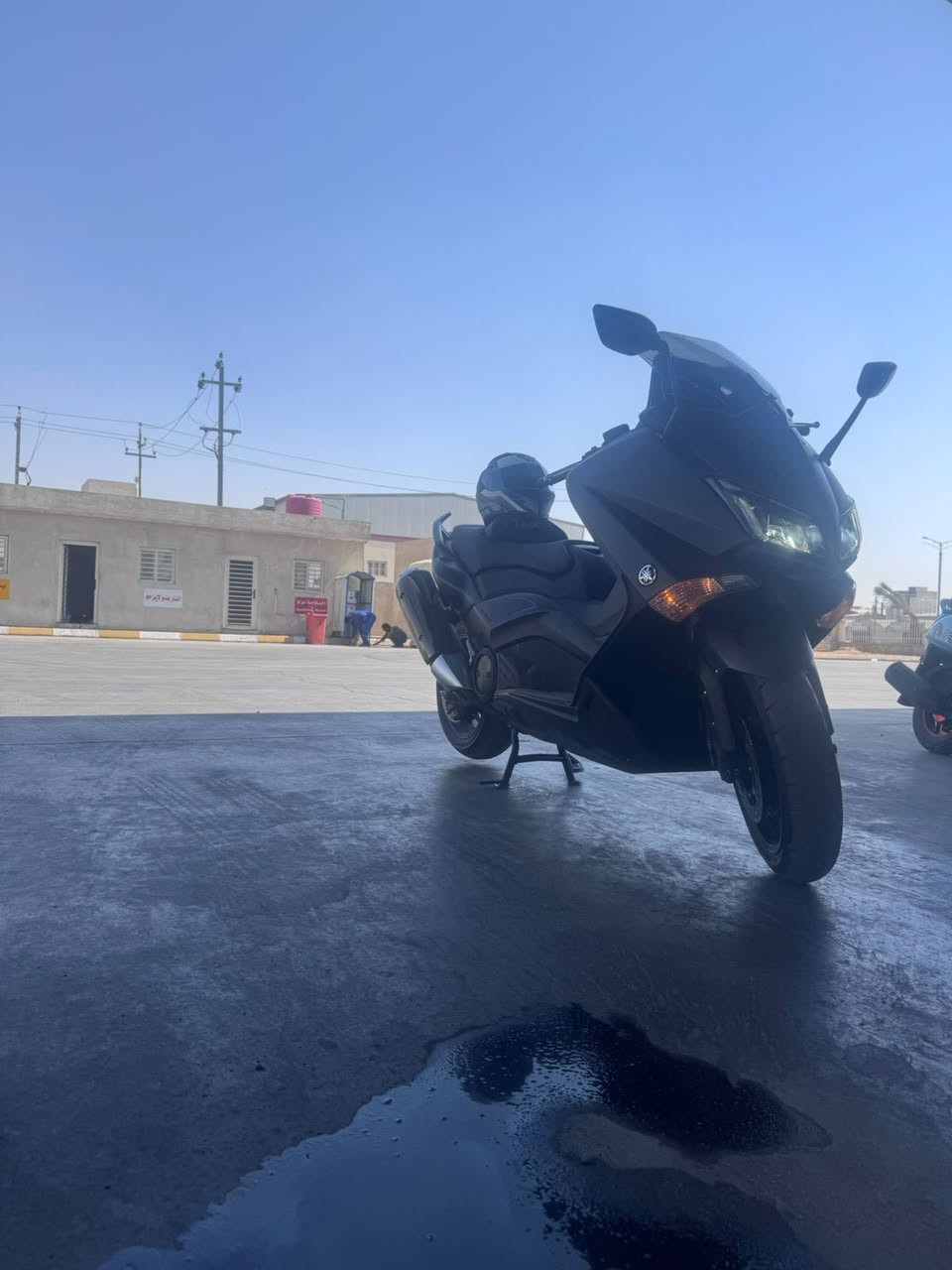 دراجه Yamaha T-MAX 530 ( 2017) نظيفة جداً وبحالة ممتازة، جاهزة للموسم ولا تحتاج لأي مصروف.

المواصفات:
• المحرك: 530cc، أداء رياضي وعزم قوي.

• نظام الكوابل: مكابح ABS 

• الحالة العامة: صبغ الشركة، خالية من الحوادث أو الشخط 
القوي.

 نضام تشغيل بصمه

ماشية (5000)، تايرات بحالة جيدة جداً ونضافه ١٠٠/١٠٠

السعر(80) وبيه مجال

العنوان البصره 

تواصل والاستفسار:(***********)
