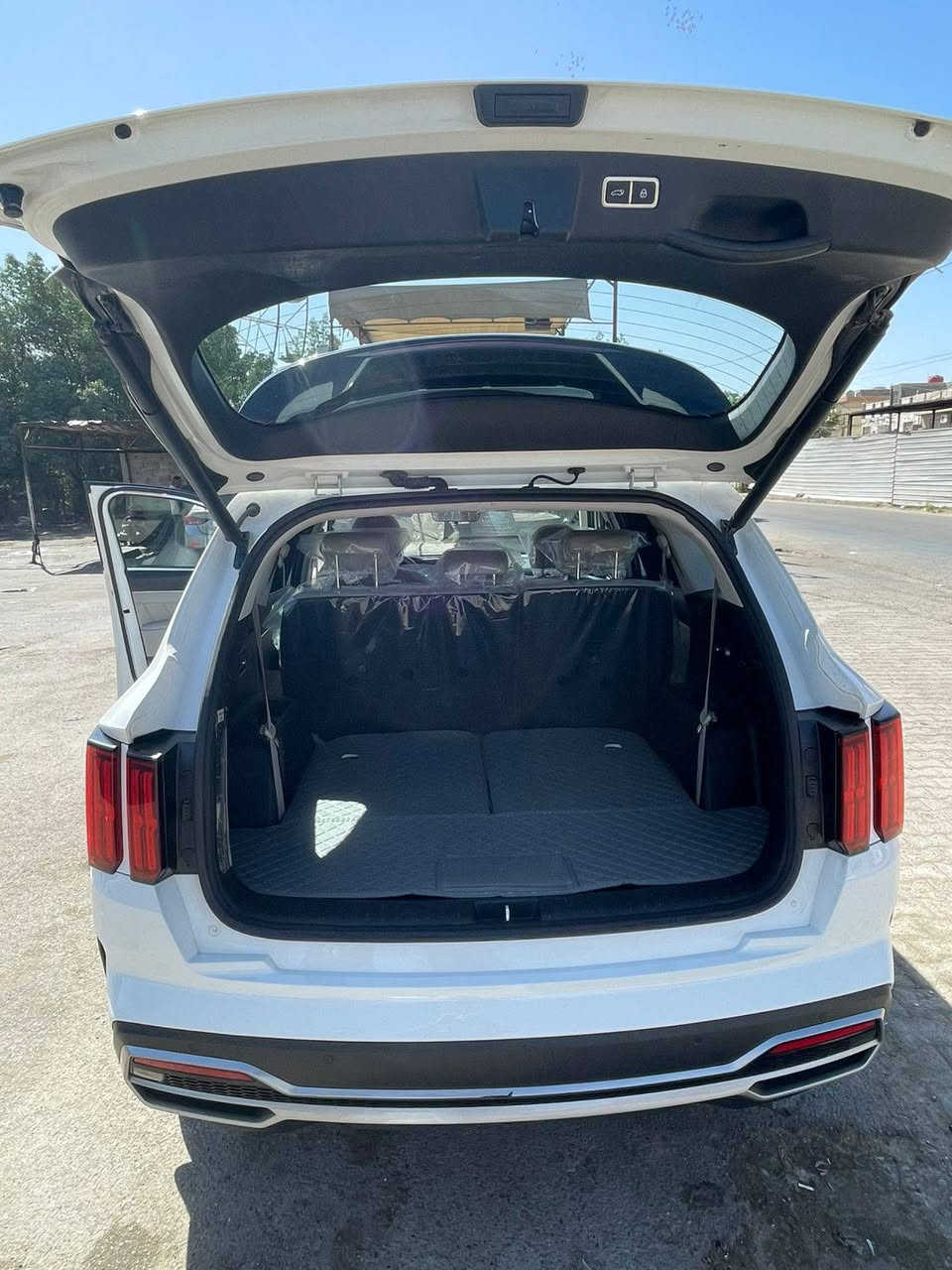 السلام عليكم سورنتو 2023 فول أعلى فئة واحد على واحد كفاله عامه بدون صبغ وبيها سونار المندلاوي حاليا بيها طخه باب الصدر كما موضح بالصور السيارة ماشيه 34 الف السيارة جديدة بحيث الطخه ممصلحه على وضعها مكاني بغداد بيع فقط السعر 31 بيها مجال بسيط السيارة رقم بغداد دولي باسمي هاتف ***********
