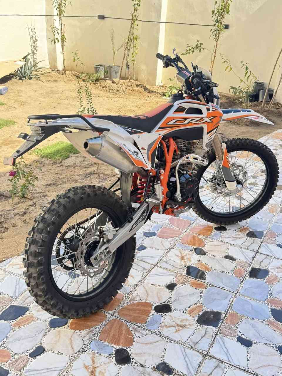 السلام عليكم اخوان للبيع أو مراوس بوكسر 
 دراجه قفاز SRX//
حجم 42 الأصلي مو تقليد
2025 قبل كم يوم نزلته من الشركه دراجه صفر ماماشيه 
تجي وتشوف بعينك اوراق كامله مكان ديالى  ***********
