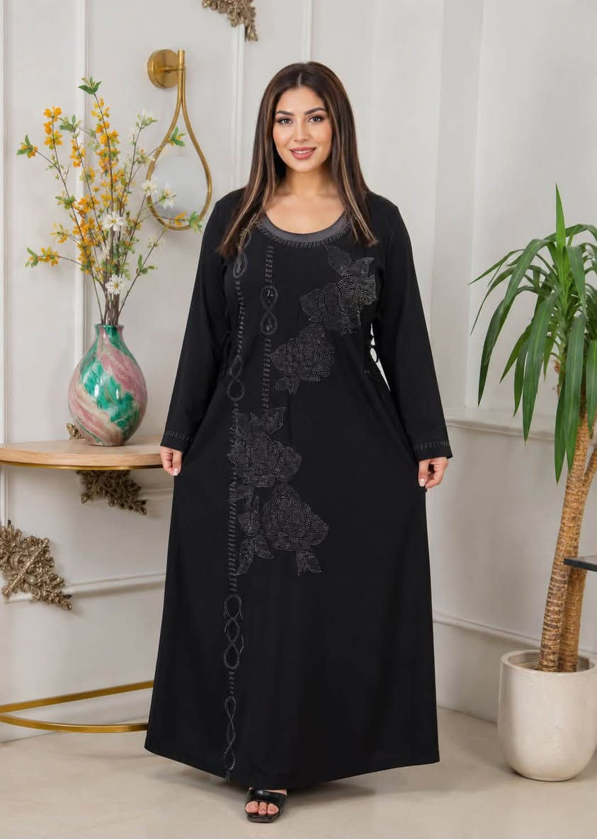 ✨ الأناقة السوداء التي تبحثين عنها.. بجمال وسعر لا يُقاوَم! ✨
​🖤 مميزات القطعة:
​اللون: أسود فحم ملكي، غامق وثابت يزيدكِ هيبة وأناقة.
​التصميم: مطرزة بـ ستراس ناعم وراقي على الصدر والأكمام ليضفي بريقاً وهدوءاً مميزاً.
​القماش: كشمير ناعم بارد ولطيف على البشرة، مثالي للأيام الطويلة.
​
​📏 المقاسات الخاصة والمريحة:
​لأننا نهتم بجمال كل الأجسام، وفرنا لكِ المقاسات الراهية:
​2XL | 3XL | 4XL | 5XL
​💰 السعر المفاجأة: 
​كل هذه الفخامة والجودة العالية فقط بـ ١٠ ألف دينار! 🔥
​🚚 خدمة التوصيل متوفرة لجميع المحافظات (تصلكِ حتى باب البيت).


**إذا كنت صاحب هذا الإعلان وتريد حذفه لأي سبب، رجاءا أرسل رسالة إلى الدعم الفني**