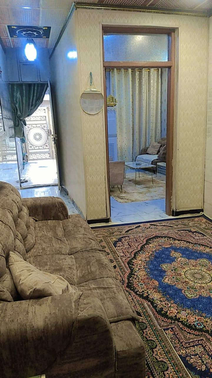 مشتمل 70 متر للبيع او مراوس بمساحه اكبر يتكون من كراج وحديقه ومدخلين واستقبال وهول داخلي وخدمات وغرفه نوم ومنور طابق واحد بدون درج السعر 90 العنوان ابو دشير قرب مدرسه النهرين
***********
