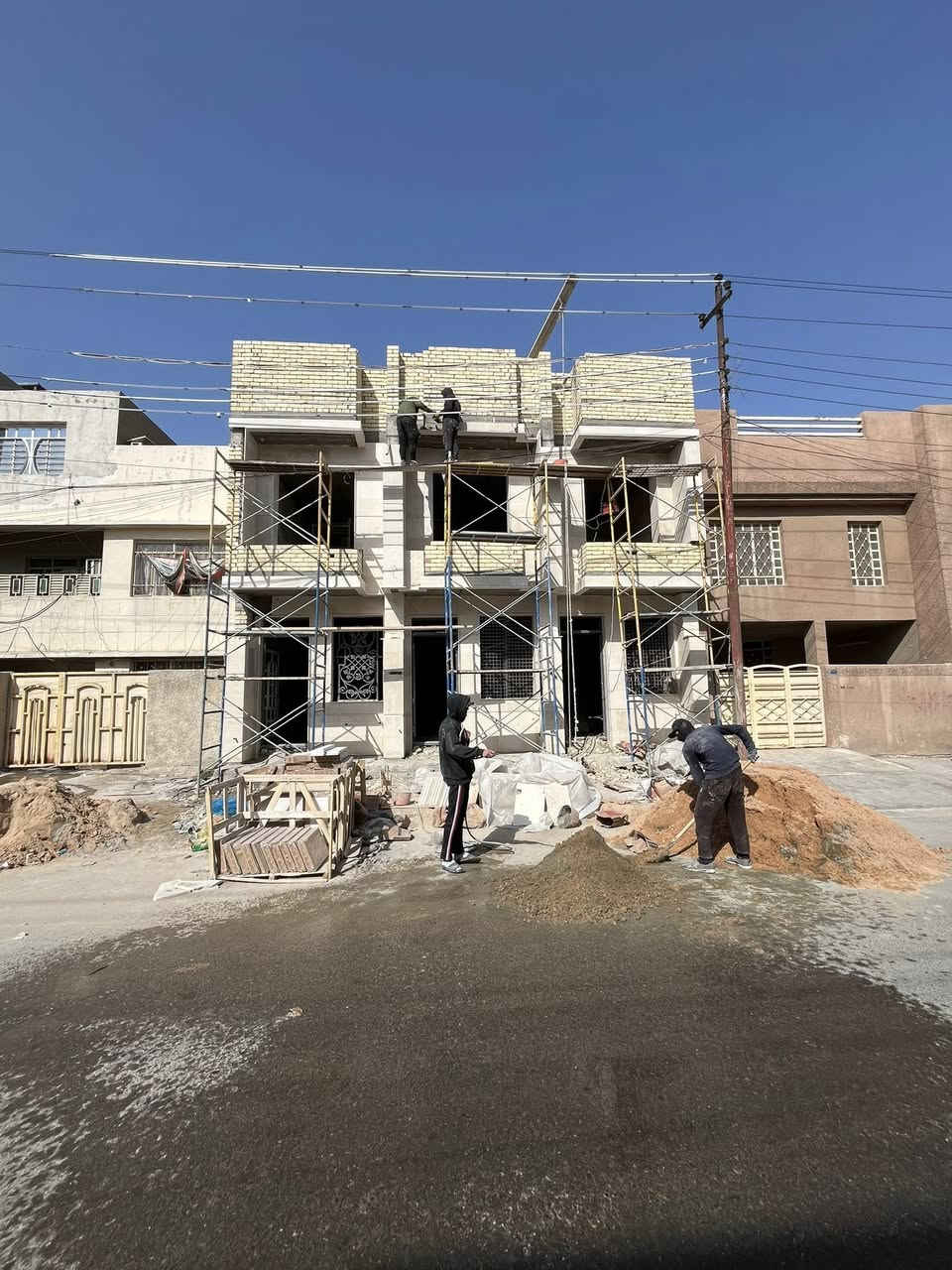 تونات عدد 3للبيع قيد النشاء المساحه 45
عرض شارع 20
يحتوي صاله ومطبخ وخدمات وغرفت نوم طابق ثاني غرفتين نوم وخدمات عنواد الدار حي القاهره الدلفيه 
للأستفسار اكثر مراجعه مكتب البديع عنوان المكتب حي القاهره المعلمين مجاور بيتزه بيروت واسواق حيدر مكتب البديع 
***********
