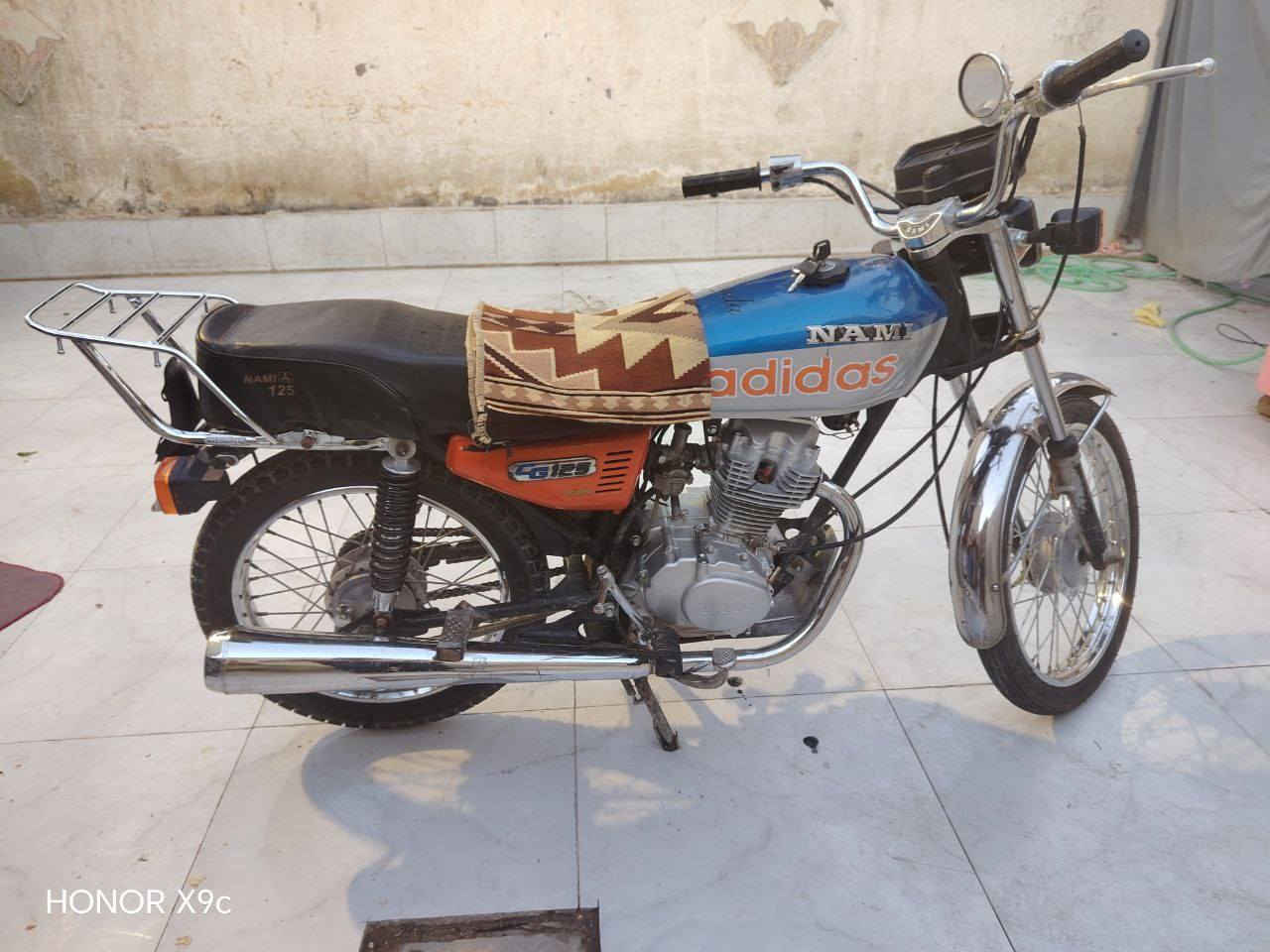 السلام عليكم دراجه شوفت عينك ٤ كير جديده سعره ٤٥٠ الدراجه أوراقه ضاعت عندي تعال وين ماتريد ابصَملك الدراجه كفاله عامه من َمكينه ***********
