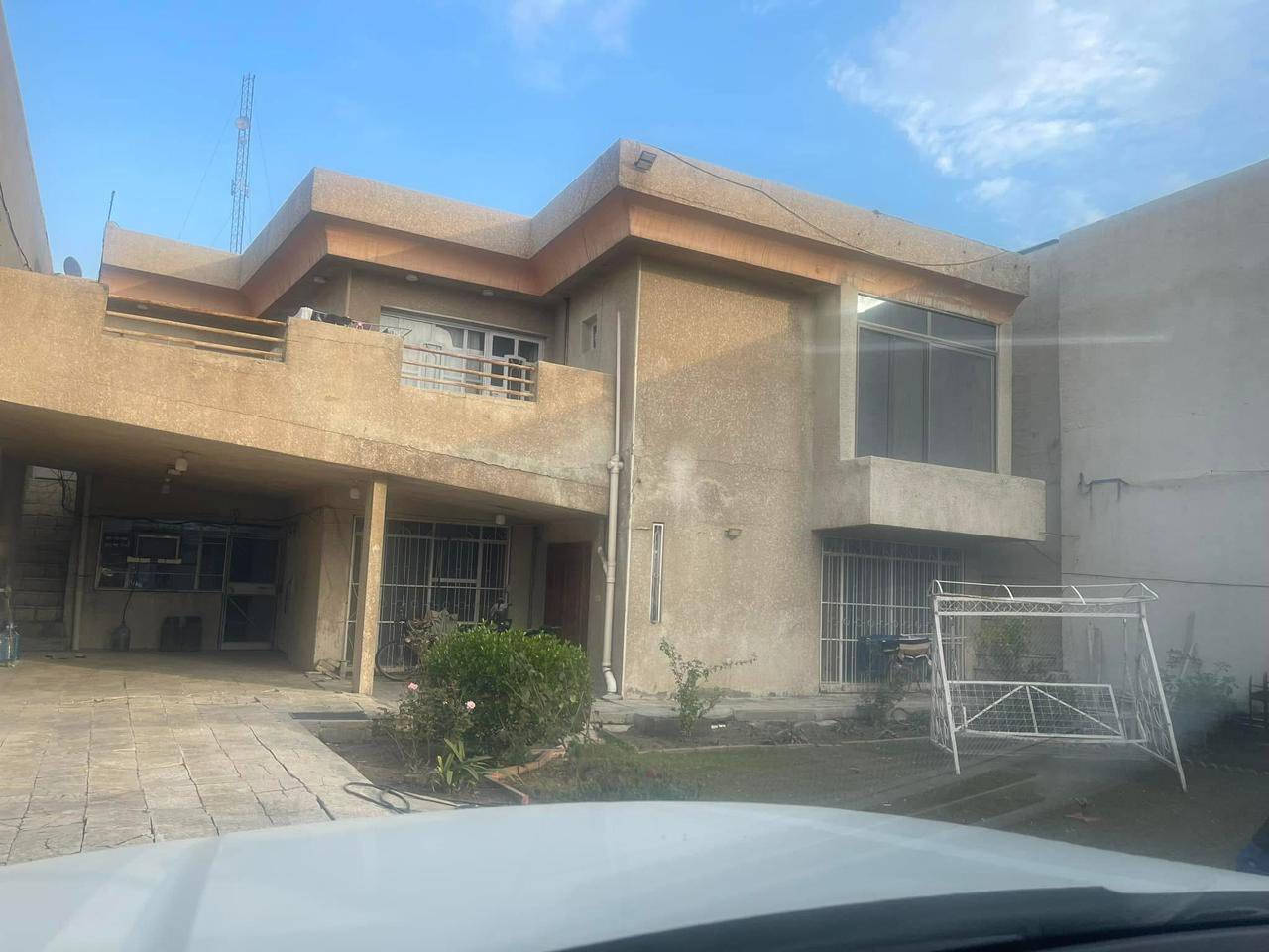 السلام عليكم
بيت للبيع 
بغداد البلديات 
قرب مديرية المرور 
500 متر 
طابقين 
الطابق الاول
2 غرفة نوم 
صاله وهول كبير 
مطبخ كبير ومخزن كبير 
2 حمام وانتو بكرامه 
الطابق الثاني 
2 غرفه نوم 
مطبخ كبير 
2حمام وانتو بكرامه 
صاله وهول كبير 
للاستفسار اكثر 
***********
