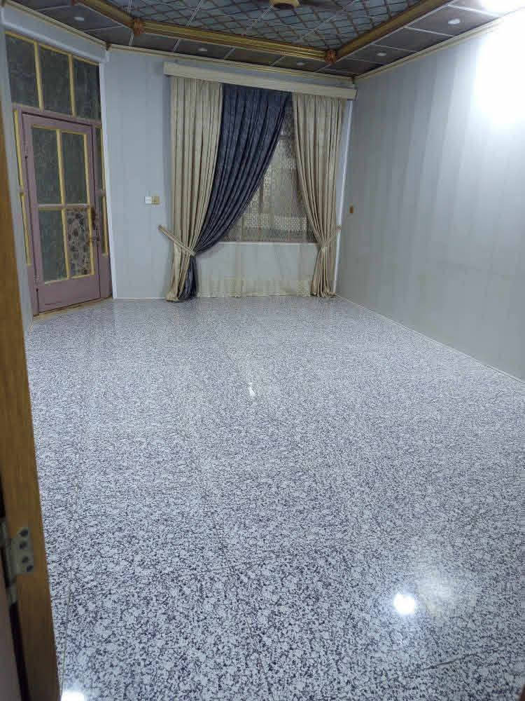 للبيع مساحته 150 كاطون رازي شارع ابو رباح خلف صيدليه صدئ شفاء متكون من غرفتين صاله مطبخ استقبال سعره(. 120) وبي مجال  رقم تواصل ***********
