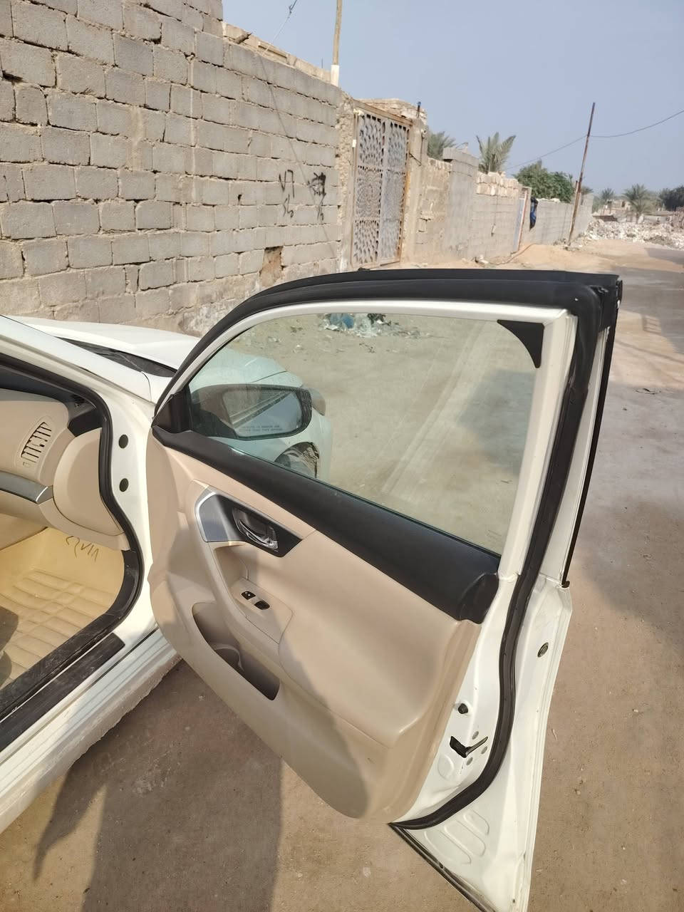 نيسان التيما موديل 16 وكالتها باسمي ماكينه جديده استوني مصعدها السياره بيها صبغات ***********
