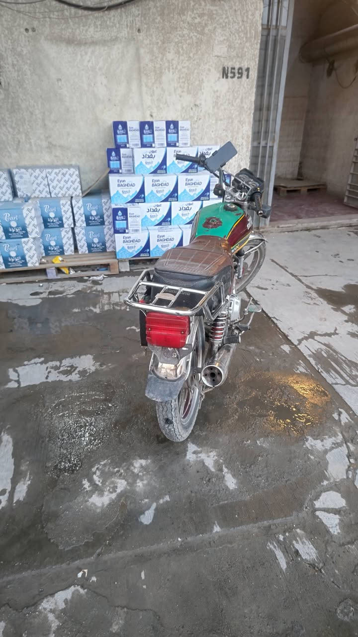 للبيع
ايراني 5 كير كايمة 
بيها نارية 
تحتاج بس تجفيت فقط تجفيت
يعني بس بوشة سعرها 20 الف 
مبدل بيها ملف جديد 
فلاوين جديد
كويل كهرباء جديد 
بريك خلفي جديد
واشرات محرك جديدة

250 الف بيها مجال اذا شراي 
المكان بياع مدينة الكرخ المائية
***********
