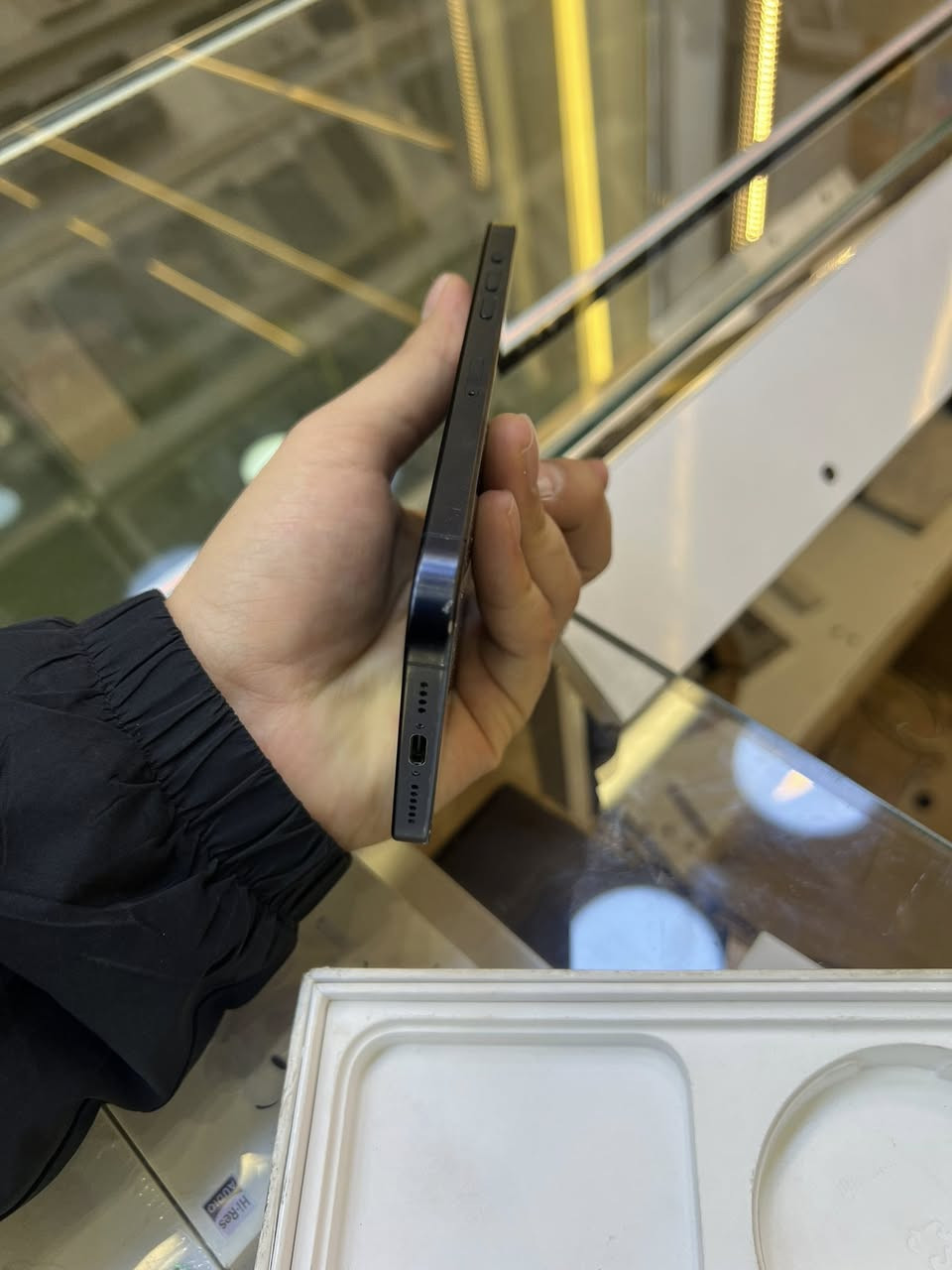 ايفون 15برو ماكس ماستر ذاكرة 256 بطارية 90 بصمة الوجه واكفة بسب التحديث السعر 850 الجهاز وتر بروف المكان بغداد البلديات ***********
