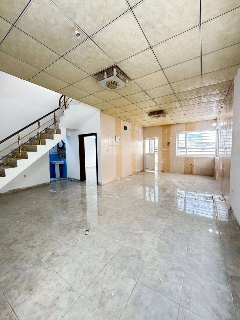 #شاهان_ستي_اربيل

منزل للبيع في اربيل 

مجمع شاهان ستي الواقع على طريق 150متري 

مباشرة 

مساحه 200م

يتكون من

2نوم|استقبال|مطبخ|هول|صحيات|كراج|حديقه داخلية وخارجية 

للاستفسار
***********☎️
***********☎️
***********☎️
