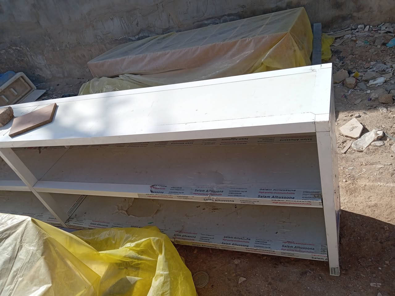 ميز المنيوم عوز ترتيب شويه طوله 3متر سعره بلاش 75الف قفل العنوان ناصرية حي الفداء شارع مجمع دبي تنزل بيه رقم الهاتف واتساب ***********
