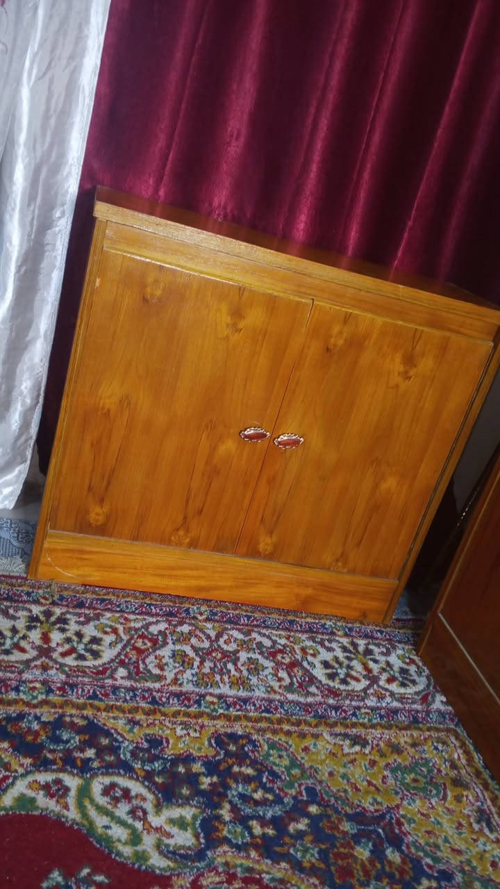 السلام عليكم غرفة للبيع السعر 650 قفلها  ***********
