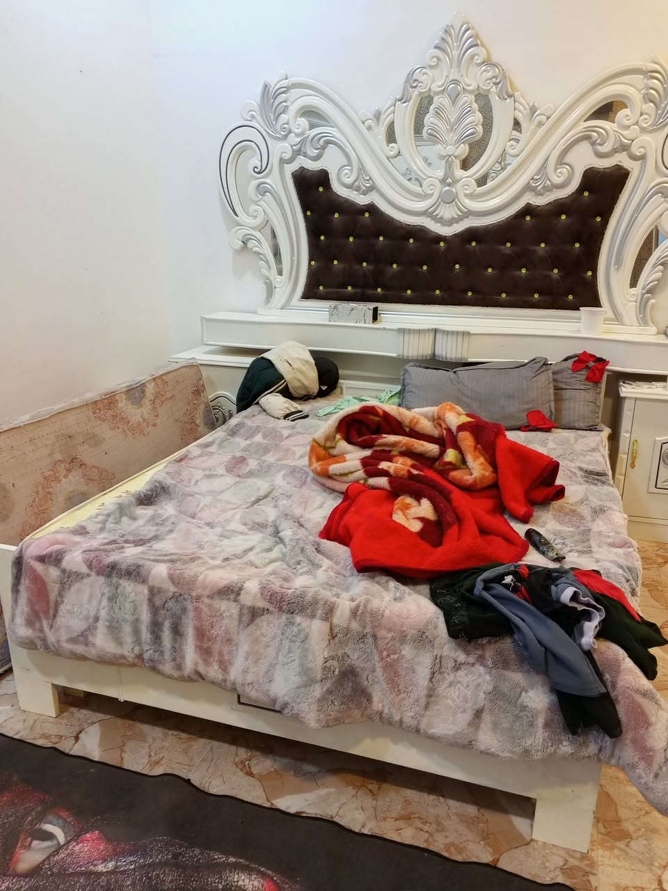 سلام عليكم غرفه انوم اللبيع تحتوي على مندر وغرفه كامله عشره قطع مكاني البصره ابو الخصيب رقم الهاتف *********** سعر خاص
