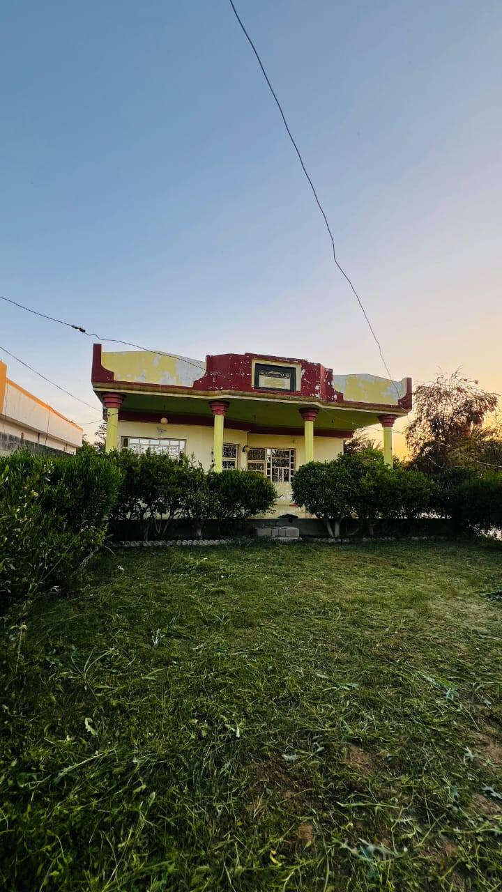 *🏡 بيت للبيع - ديالى / ناحية دلي عباس 🏡*

*المساحة والبناء:*  
- *المساحة الكلية 1700 متر 
- *مساحة البناء*: ٢٥٠ متر  
- *السند*: طابو زراعي سند ٢٥  

*تفاصيل البيت:*  
- غرفتين نوم  
- صالة  
- مطبخ  
- حمام  
- استقبال  

*مواصفات القطعة:*  
- مسيجة بالكامل  
- مشجرة حمضيات ورمان  
- خطين مياه: إسالة + بير غطاس  
- واكو قطعة بصفها مسيجة همين  

*الموقع:*  
- ديالى - ناحية دلي عباس  
- قرب الشارع العام، يبعد كيلو واحد فقط  
- تبليط لحد باب البيت  

*للسعر والاستفسار:*  
الأستاذ عماد الجبوري  
📞  ***********

---

بيت جاهز ومساحة أرض كبيرة مع بستان حمضيات ورمان، موقع عملي قريب عالشارع.
