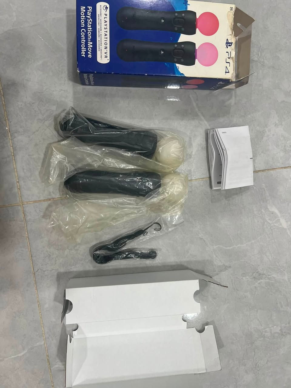 بلايستيشن في ار جيل اول باندل كامل الملحقات
مستعمل اخو جديد ونظافه 100٪  بحالة الوكالة شرط الفحص  كلشي ماناقص بيه من كتلوكات وكارتونته وحتى الاكياس مالته هم موجودة مثل ماتشوف بالصورة
يرهم على البلي 4 والبلي 5 (يحتاج تحويله رخيصه كلش)

!! انتبه اندل هذا يعني يجيك كامرة والجويستكات والنظاره مو بس النظارة !!
السعر 350 وبيه مجال ومراعاة للشراي
العنوان الجادرية يم جسر الطابقين

قبل لا تكسر بالسعر شوف اسعارهن بالسوگ وتعال احكم والله يرزق الجميع


**إذا كنت صاحب هذا الإعلان وتريد حذفه لأي سبب، رجاءا أرسل رسالة إلى الدعم الفني**