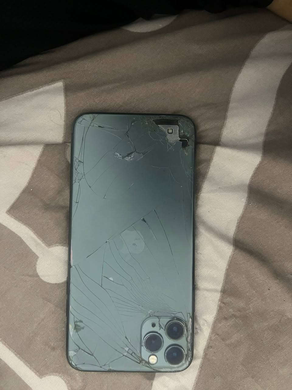 ١١ برو ماكس ذاكره ٢٥٦ مبدل بطاريه وشاشه ولباقي كله شغال فيس ايدي اتصال نت كامرات كلشي شغال وضهر شوفة ٢٣٠ قفله مكاني بغداد واتساب او اتصال بس ممتواجد على الفيس ***********
