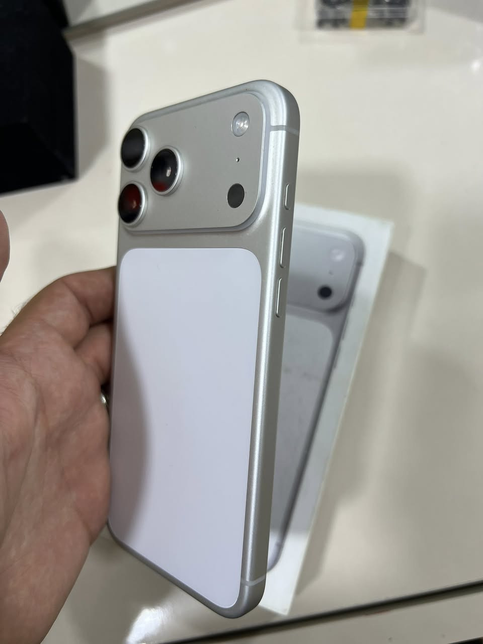 ١٧ برو ماكس ايسيم ذاكرة 256 بطارية 100 دورات 92 الجهاز جداً نضيف مكفول من الخدش كامل ملحقات السعر 1950 للستفسار ***********
