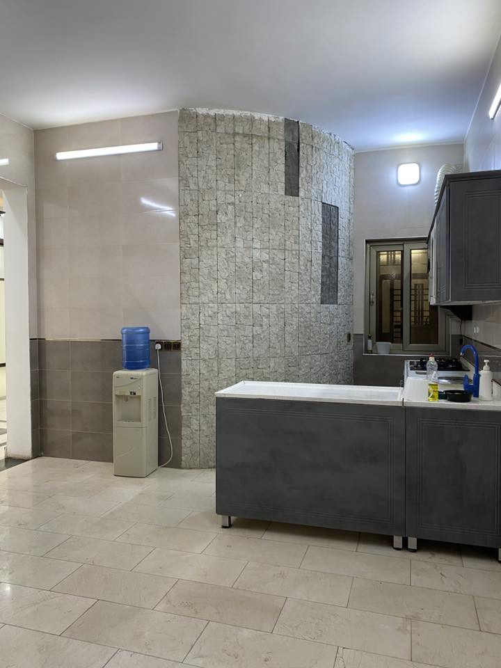 السلام عليكم
دار للايجار المساحه 240 بناء درجه اولى  وبيت جديد 
ارضيه مرمر  يتاجر ك روضه او حضانه او مدرسه اهليه او عياده طبيه او عائله  مكانه حلو مجمع العدل الاول 
للاستفسار  التواصل خاص 
او الاتصال على الرقم  ***********
@إشارة
