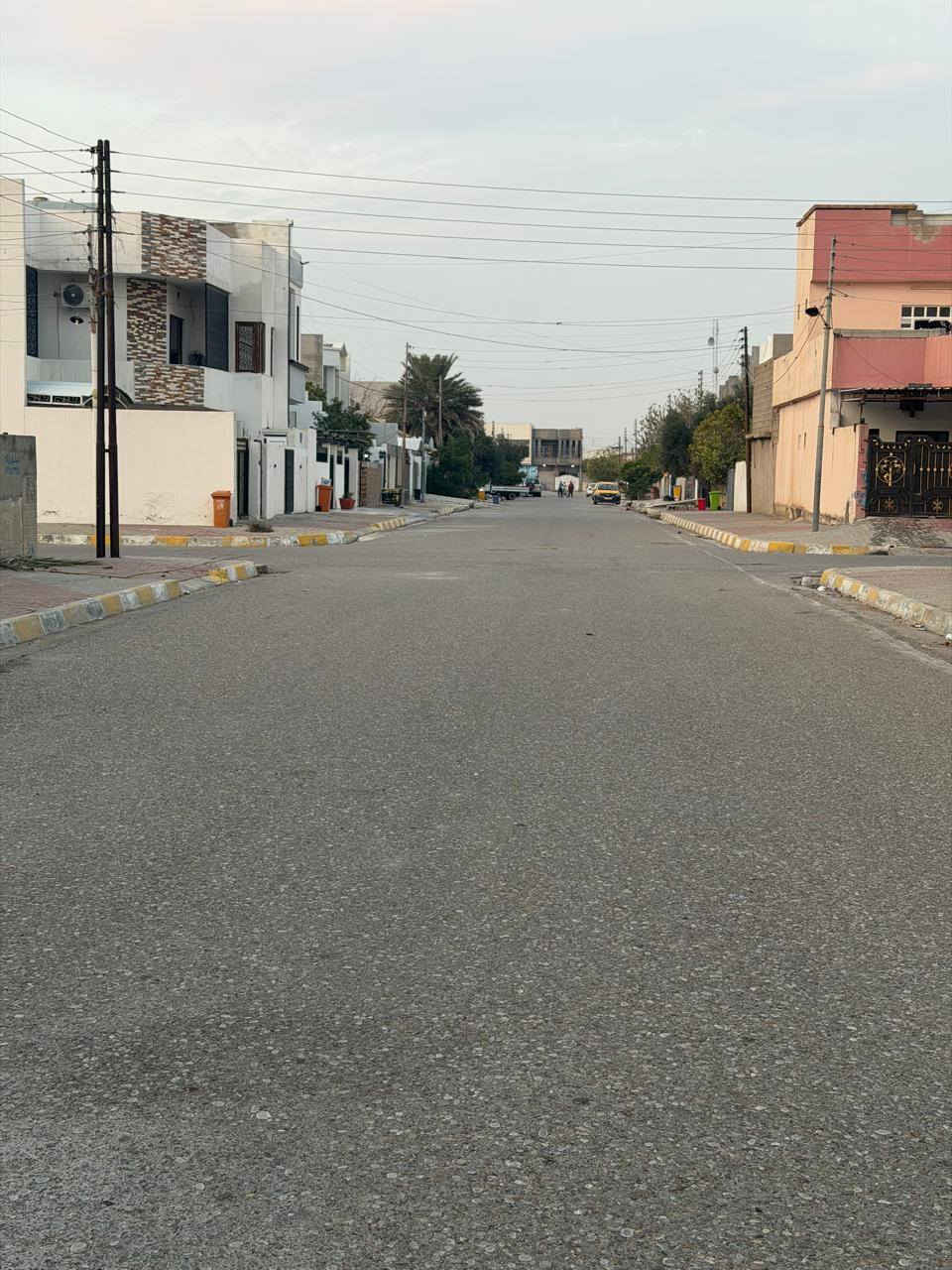 دارين للبيع مساحة الدار الواحد/104/مترمربع واجه 6.5 طابو صرف ب اسم شخص واحد 
بناء طابقين ب اشراف مهندسين فول كاشي فول مواصفات سقف ثانوي نظام تبريد مركزي واجهه ديكور فلين تركي .
_________________________________

مجموع غرف النوم في الطابق الاول والثاني (4) 
مجموع الحمامات والصحيات WC  الغربي في الطابق الاول والثاني (2)
مجموع الصحيات WC الشرقي (1) في الطابق الأول والثاني 
يحتوي على هول كبير في الطابق الاول وهول كبير في الطابق الثاني 
يحتوي كل طابق على مطبخ بارد + مطبخ حار  
يحتوي الطابق الأول فقط على غرفة ضيوف استقبال 
________________________
 العنوان كركوك قادسية الثانية ( خلف غسل الحجي  ) 
للاستفسار اكثر مراجعة مكتب  الأتصال على الارقام التالية 
( *********** ) واتس أب
(***********) وتساب
