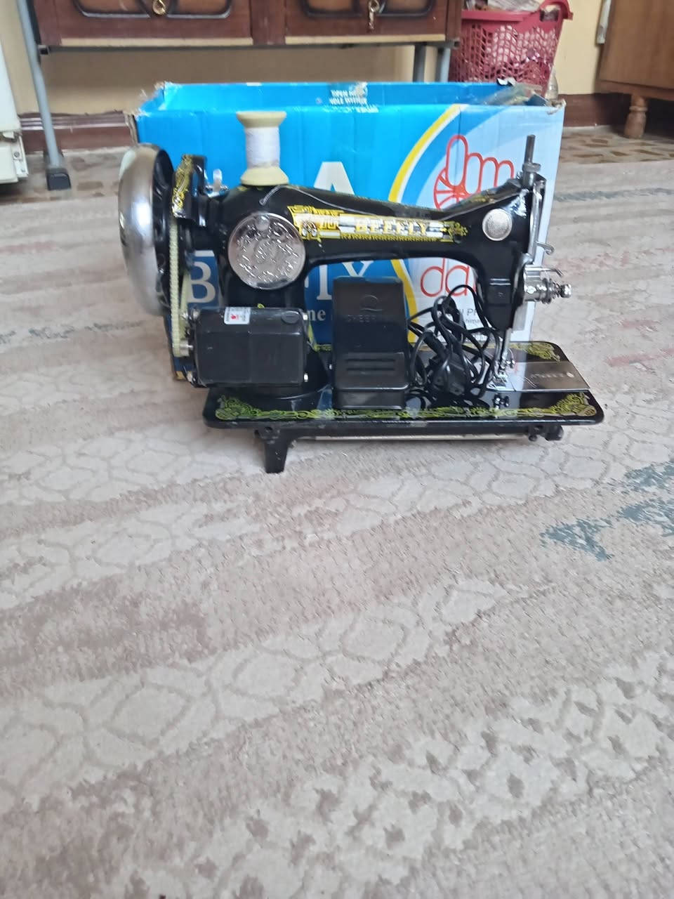 سلام عليكم غسالة ملابس السعر ١٧٥ ماكنة خياطة جديده ٥٠ وبيها مجال الشراي يتصل ويدلل***********
