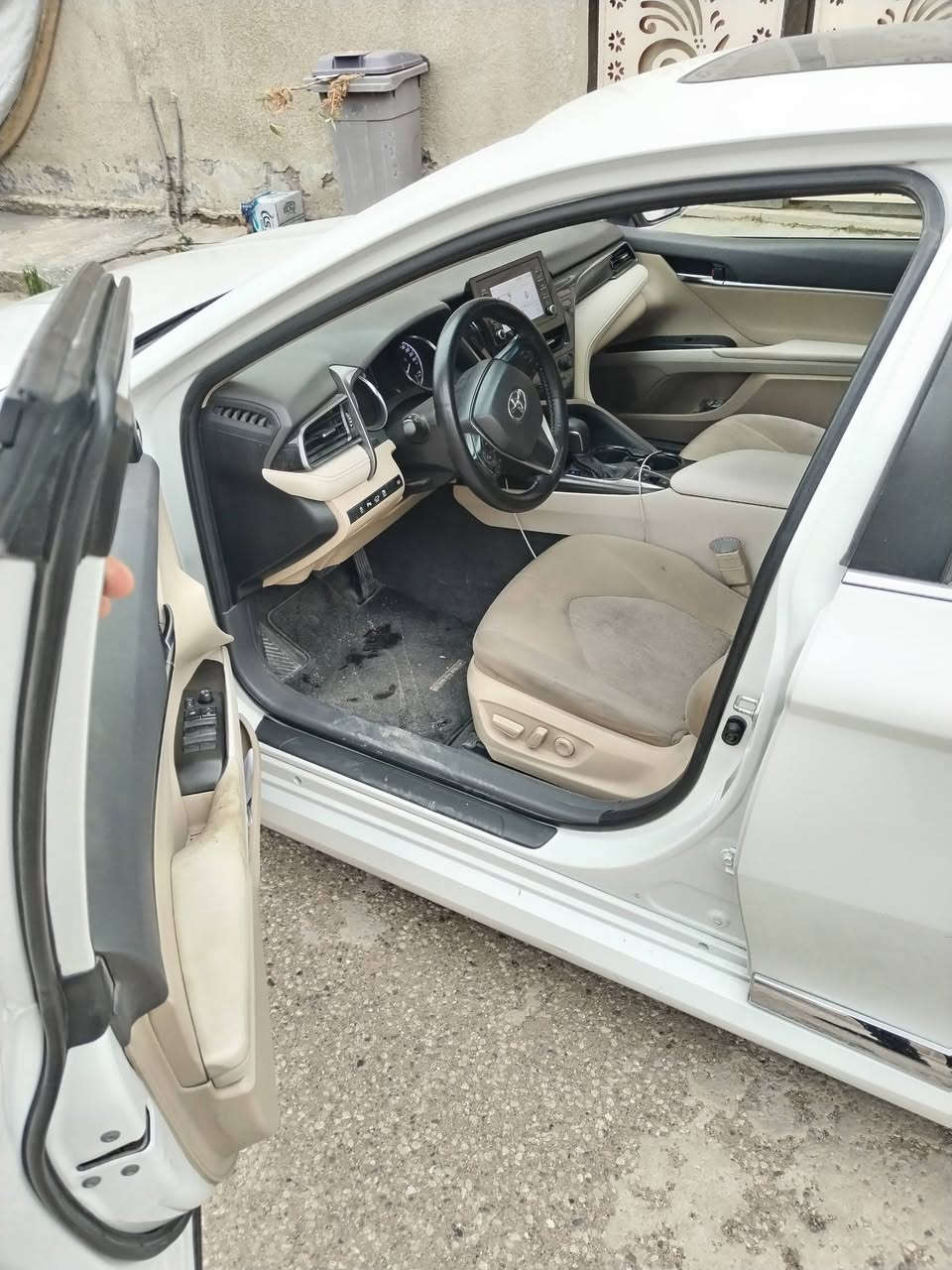 السلام عليكم اخوان للبيع كامري
 عبداللطيف جميل مديل 2024 هايبرد 
فول اعلى فئه بل كامري Gle
السياره جديده وماشيه ٨٧
بيه طخطخات وتكحيل موضح ب الصوره

وبيهه باب عكس السايق هم موضح فقط
 رقم بغداد بأسمي مكاني بغداد 
السعر ٢١٥ وبيهه مجال
***********
