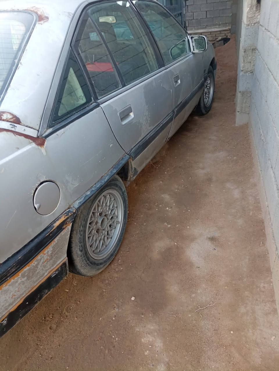 اوبل اوميكه  موديل 89 كير ومحرك جديد رقم ابيض سنويه كورتونيه تحويل ثاني يوم محرك 2000. المكان الرمادي السعر 15.  ***********
