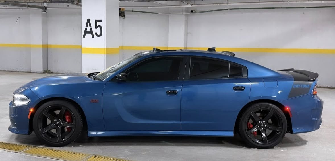 👋🏻السلام عليكم
دوج جارجر   دايتونا 2023 
محرك 5،7 v8::
السياره ماشيه 20 على وضع الوكاله 
لون مميز  
سياره حادثها بنيد مبدل وباب السايق ونص باب السايق الباقي كفاله من كلشي 
رقم بغداد مشروع وطني بسمي تحويل ثاني يوم اني مستورد 
المواصفات
فول1/1 حته رادر امامي 
 سوبر تراك باك —
 كشنات مختمه دايتونا ودشبول ايضاً مختم
مري قلاب عند الرجوع 
رادار بالمري جانبي 
ستيران كهرباء ⚡️ 
خزن ميموري 
سستم صوت الباين 
لايت زنون ابيض بلاد
دشبول جلد +بطاين جلد
شوته رياضيه مفتوحه الزركه بلاد 
كشنات تدفئه تبريد والخلفي تدفئه
حساس خلفي +كأمره خلفيه 
دركه D 
فجوج برمبر 
نقطه عمياء 
دبات بلادي من امريكه صوت يخبل 🙋
شفتات ستيران 
سلايت روف 
مختصر الكلام /شنو بالك بيها  
مكان السياره بغداد    
رقمي اللاستفسار 
***********
