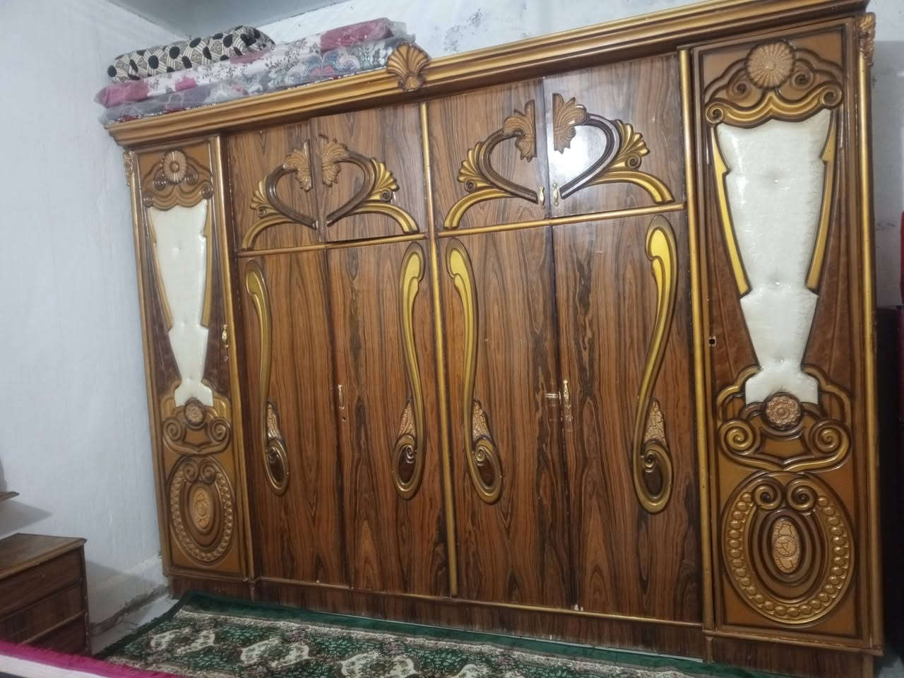 غرفه اخشاب صاج نضيفه كلش عوزه بس يدات ممصبوغه ولا ملمعه السعر 650وبيها مجال *********** غرفه جديده بس تصوير ضالمها
