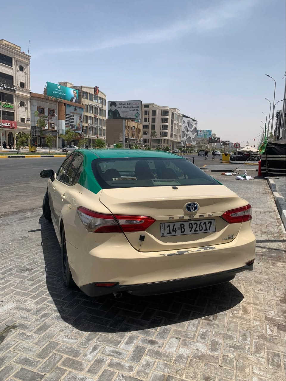 كامري هايبرد  تكسي دبي  رقم بصرة اصل  2019 
 تسجيل 2023 تحويل ثاني يوم  السعر (120) وبيه مجال قليل 
ماشية 800 وكسور الف كيلو لونها بيجي قمارة خضرة 
محرك2500 + هايبرد 
مواصفاتها معروفة 
كشنات جلد لونين  سايد بريك كهربائي اوتو هولد و وضعيات قيادة 
تشغيل بصمه + شاشة تدعم أبل كار بلي و اندرويد اوتو 
+ كامرا خلفية + حساس ضغط الاطارات
***********
*********** البصرة, العراق
