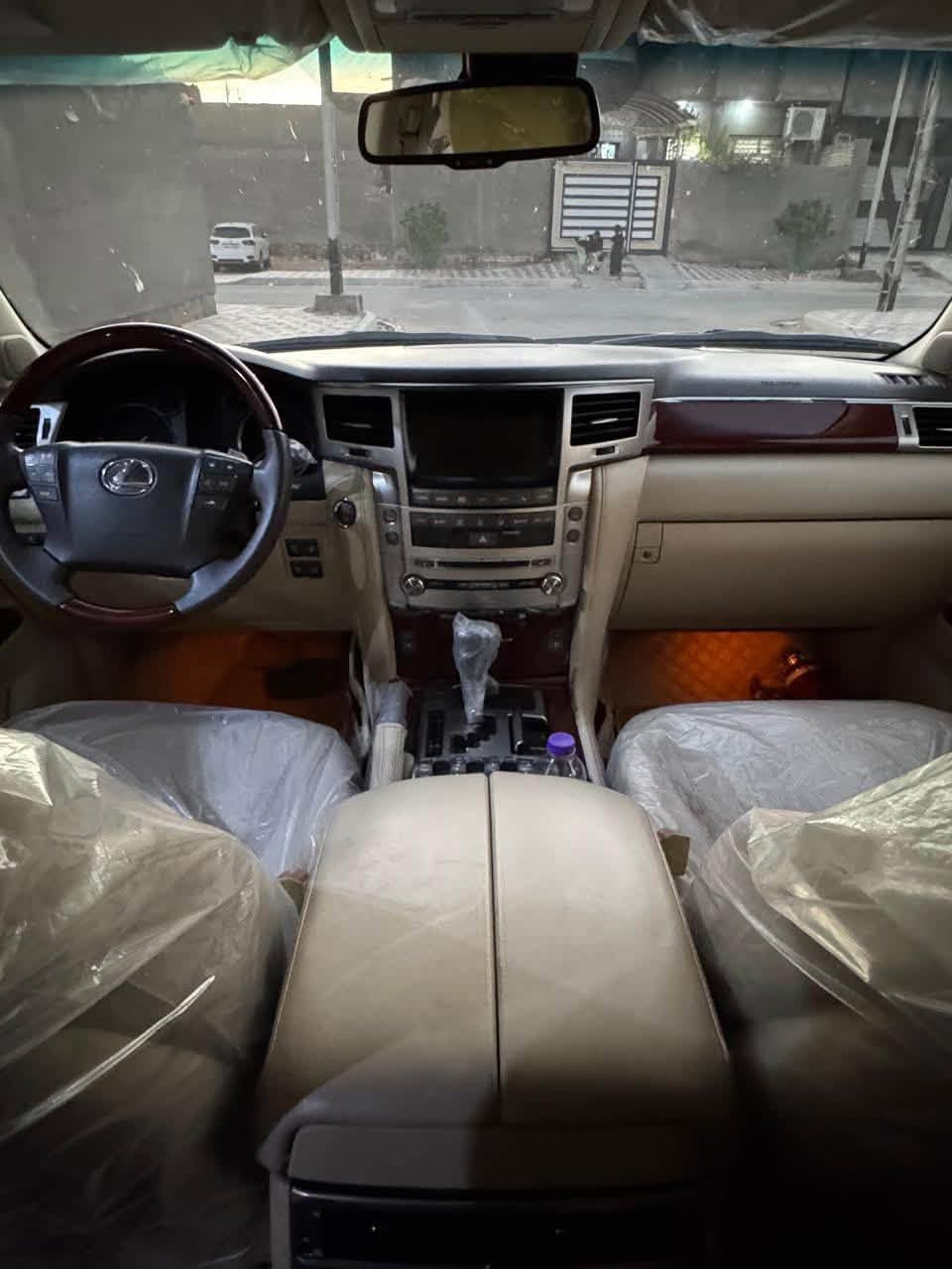 للبيع: لكزس LX 570 SPORT (موديل 2013)
المواصفات العامة:
 الموديل: 2013
 الفئة: Lexus LX 570 (كت SPORT)
 اللون الخارجي: أبيض لؤلؤي
 الداخلية: جلد بيج / أوف وايت أصل مع تخشيب فاخر (المقاعد مغلفة بحالة ممتازة)
  (أرقام نكليزي )
أبرز المواصفات والتجهيزات:
 المحرك والجير: محرك V8 بحالة ممتازة، جير أوتوماتيك، نظام دفع رباعي (4WD)
 التجهيزات الخارجية:
 كت سبورت (SPORT) كامل
 ويل كب رياضي حجم كبير
 فتحة سقف
 إضاءة LED أمامية وخلفية + كشافات
 إنارة جانبية ترحيبية تحت العتبات
 حساسات أمامية وخلفية
 سلة سقفية وتخشيب جانبي
 المقصورة والراحة:
 مقود خشبي متعدد الاستخدامات (تحكم استيرن كامل)
 شاشة عرض رئيسية
 نظام تحكم بالتعليق ووضعية القيادة
 إنارة داخلية مميزة
الحالة والكفالة:
 الكفالة: مكفولة كفالة عامة (محرك، جير، شاصي، وبودي من الحوادث)
 الحالة: السيارة جاهزة للاستخدام ونظيفة جداً وبدون أي مصاريف.
📌 للتواصل والاستفسار:
 رقم الهاتف: ‭***********‬
