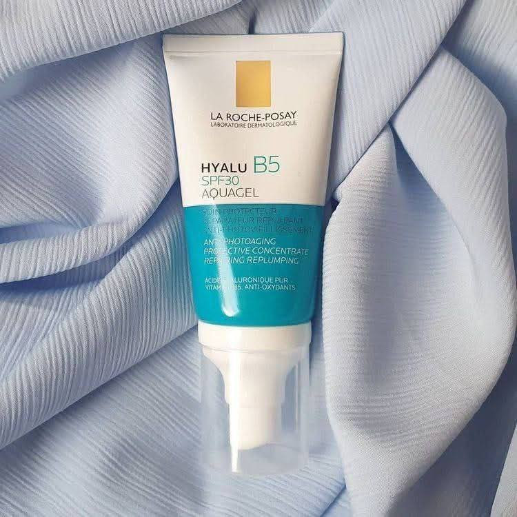 مرطب جل من لاروش بوزيه 🇫🇷💯منعش للبشرة يوفر ترطيبًا مكثفًا وحماية واسعة النطاق من أشعة الشمس .

✅ الفوائد الرئيسية :
✔️يحتوي على حمض الهيالورونيك النقي: يوفر ترطيبًا فوريًا وطويل الأمد، ويملأ البشرة بفعالية، مما يساعد على تقليل ظهور الخطوط الدقيقة والتجاعيد.
✔️فيتامين B5 (البانثينول): يساهم في إصلاح حاجز البشرة وتقويته وتهدئته.
✔️عامل حماية من الشمس SPF30: يوفر حماية واسعة الطيف من الأشعة فوق البنفسجية 
✔️مضادات الأكسدة: تعمل على حماية البشرة من العوامل الخارجية الضارة. 
✔️قوام الجل المائي: خفيف الوزن، غير دهني، وسريع الامتصاص، ويترك لمسة نهائية غير مرئية على جميع ألوان البشرة.
✔️مناسب كأساس للمكياج: يمكن استخدامه كأساس ممتاز قبل وضع المكياج.

#الاصلي المنشأ فرنسا 🇫🇷💯
سعر الدرزن 77 الف 
يوجد لدينا توصيل الجميع محافظات العراق✔️

للتواصل واتساب ***********
