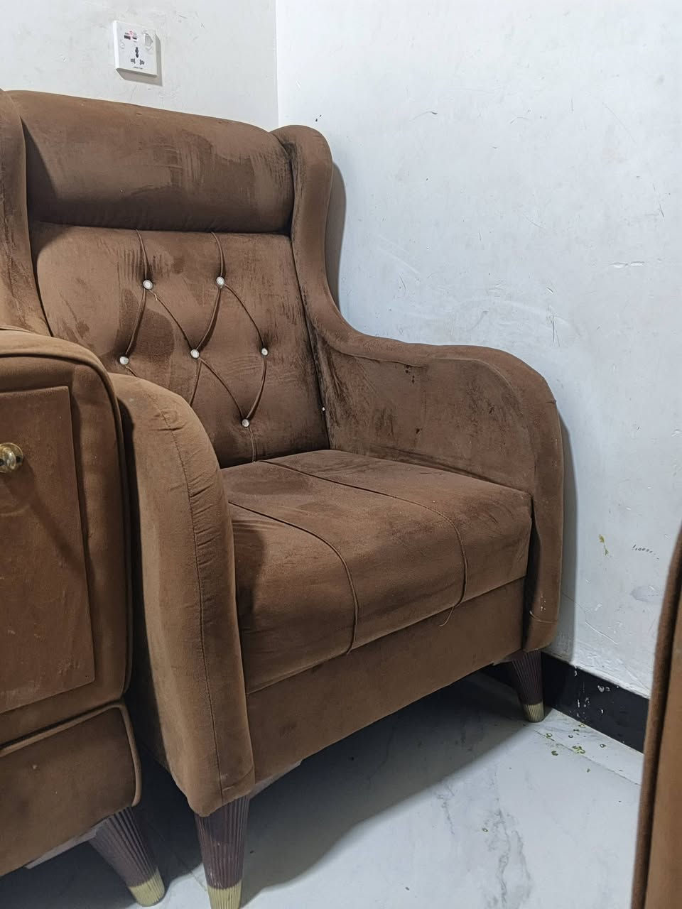 🛋️ تخم قنفات ملكي فاخر (10 مقاعد) للبيع
​الوصف: تخم قنفات متين وراقي جداً كابيتونيه بلون جوزي أنيق ومزين بالدكم البراقة، مريح جداً بالجلوس ومناسب للصالة أو الاستقبال. التخم كامل متكامل (10 مقاعد).
​الحالة: مستعمل ونظيف.
​السعر: 250 ألف دينار عراقي (وبيه مجال قليل للطيبين).
​الموقع: كربلاء.
​للتواصل والاستفسار: ***********
