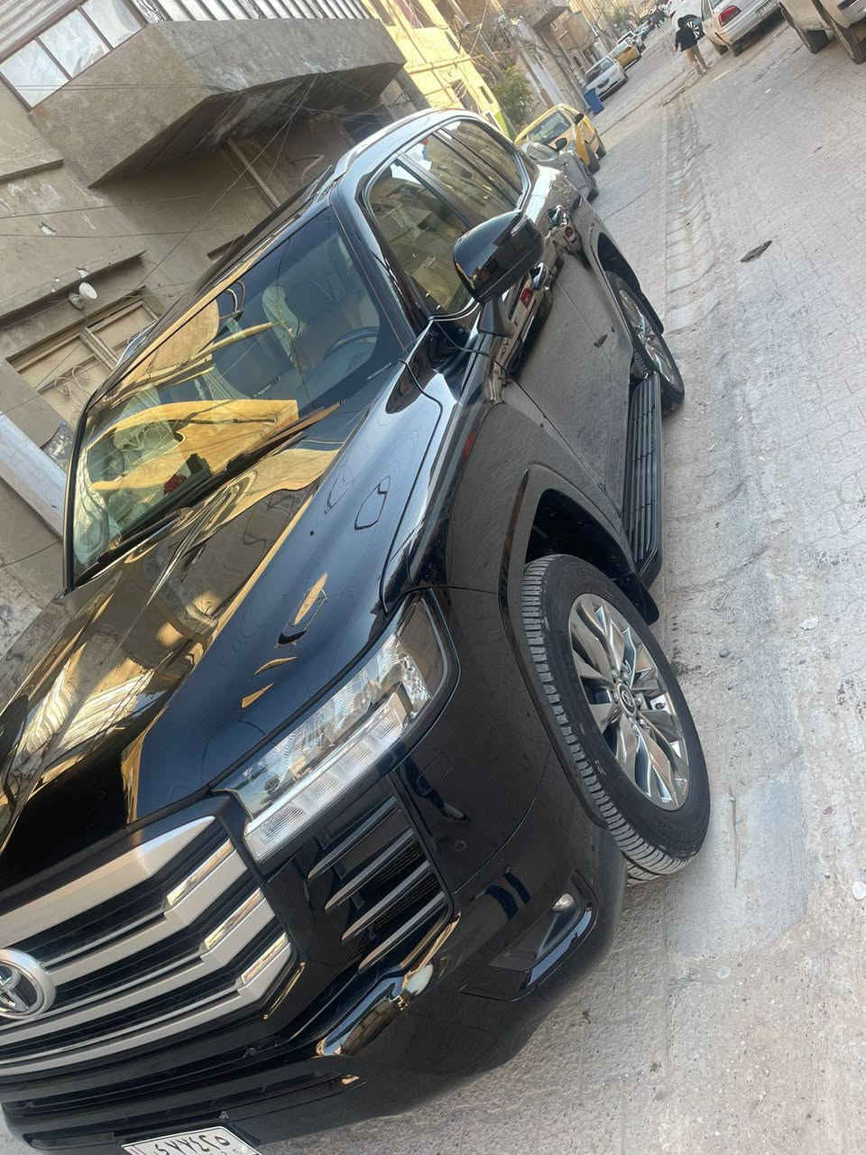 السلام عليكم تويوتا لاندكروز 2022 GXR ساز توين تيربو خليجي مكفوله من ضربه وصبغ
داخله بضمان ساز 
مكينة 6سلندر
رقم بغداد بسمي 
مواصفات 
بصمة تشغيل 
تشغيل عن بعد 
5 بصمات ابواب
باب خلفي كهربائي 
كراسي اثنين كهربائي 
كشنات جلد بيجي 
تدفئة تبريد كشنات 
شاشة لمس
تحكم ستيرن جهتين 
طفايه 
ثلاجه 
فتحه 
شاحن لاسلكي
سايد بريك دكمة 
حساس امامي خلفي 
المري شفط 
تحكم كهربائي بالمري 
وبعد بي هواي مواصفات 
السيارة شركة تويوتا ساز 
العنوان/  بغداد
وهذا رقم تلفون 
***********
