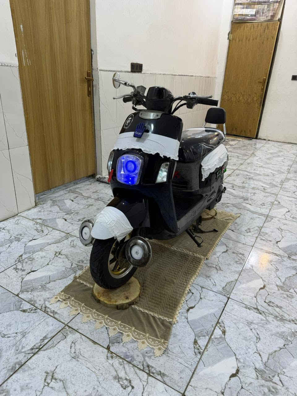 تحيه طيبه 
بوليس كيؤزي 
كفاله 
بيهه نواعم بسيطه كلش 
٨٥٠
***********
ملاحضه ابيعهه علبلاد بدون غراض
