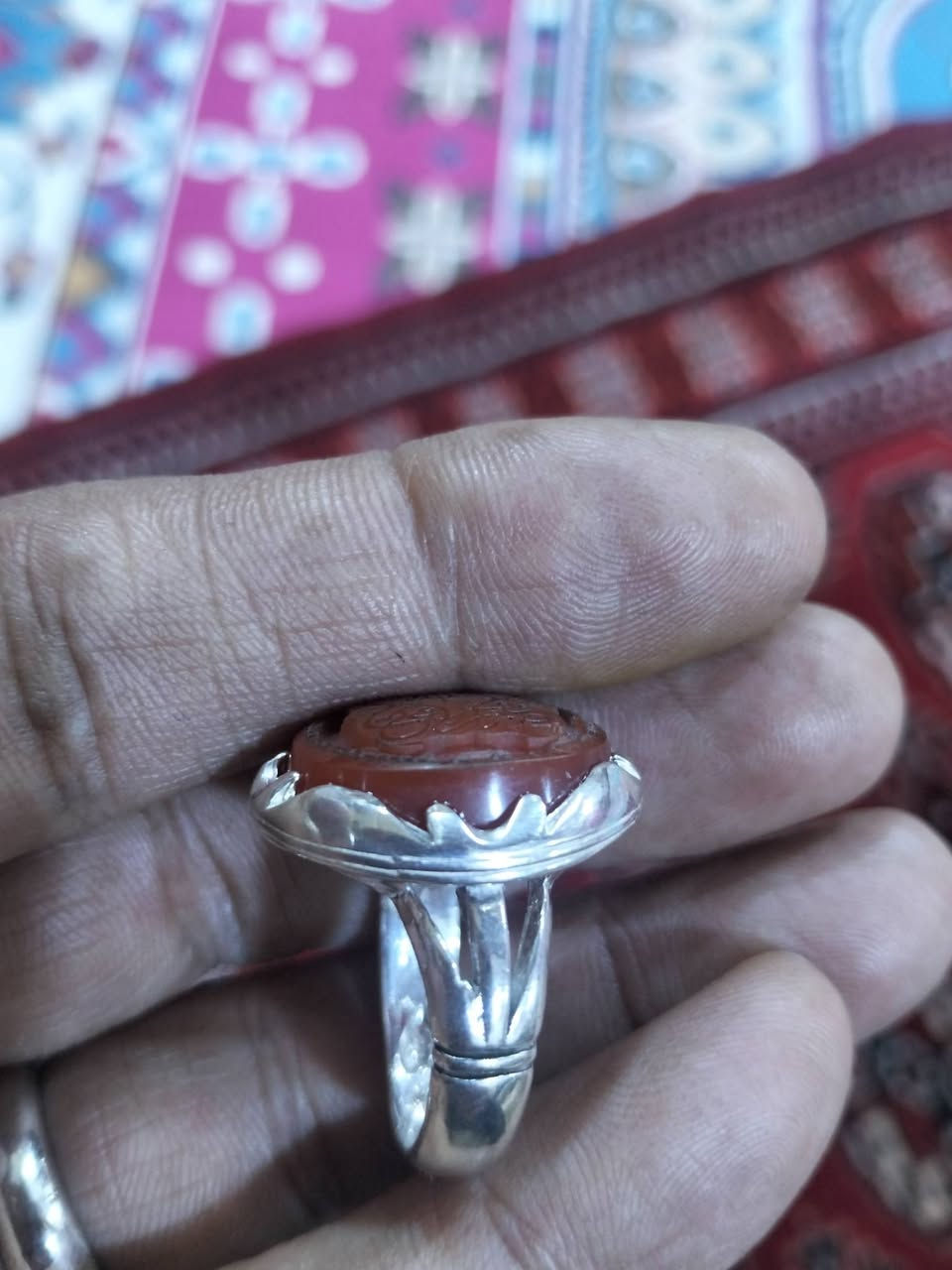 منقوش عقيق يماني 
نصر من الله وفتح قريب 
***********
