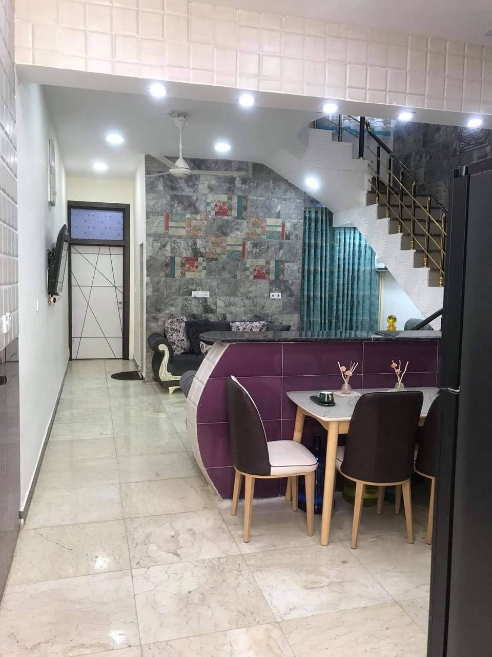 بيت طابق واحد ١٥٠ م بمواصفات ممتازة، مقابل مدرسة الرباط  وعلى شارع عرض 15 متر،.
✨ 
طابق واحد
أرضية مرمر (حتى الگراج والبيتونة)
شارع عريض (15 متر)
موقع مميز مقابل مدرسة الرباط
🔌 الخدمات:
كهرباء (بواري دفن)
ماء درجة اولى قهرمان ثقيل
مجاري درجة اولى أمل الشريف
🏗️ التشطيبات:
تقفيل درجة أولى
سيراميك المطبخ إيطالي 
حمامات سيراميك إسباني 
شبابيك وأبواب خارجية حديد ثقيل
أبواب داخلية تركي درجة أولى
💎 بيت جاهز للسكن، .

***********
***********
