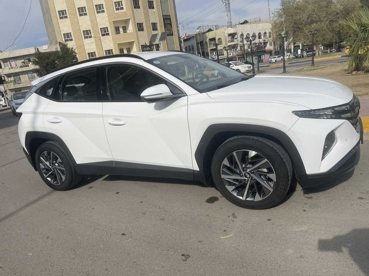 السلام عليكم
توسان موديل 23
مكفوله من الصبغ سياره جديده سبير منازل بعدها بوضع الشركه حتى زيت المحرك بوضع الشركه
السياره فول  من عدا البانوراما 
كوشونات 2 كهربا مري كهرباء 
ابواب بصمه مكينه 2000 دوش
هندبريك بصمه 
للتواص ***********
