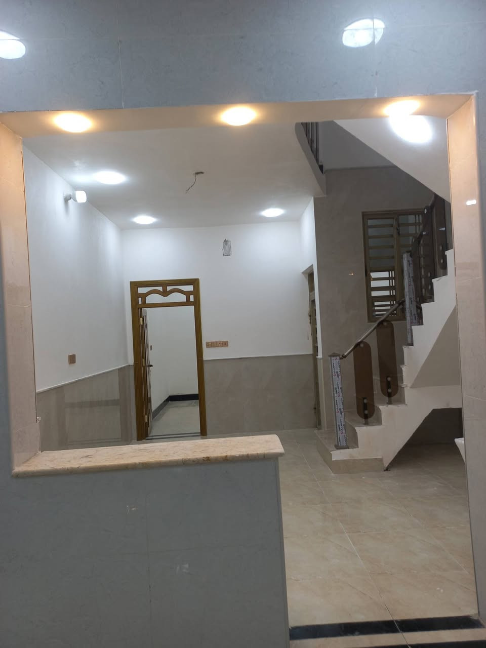دار للبيع  احي الغدير قرب الشارع العام  المساحه ١٠٠متر طولاني طابق واحد بناء حديث الاتصال عله الرقم ***********
